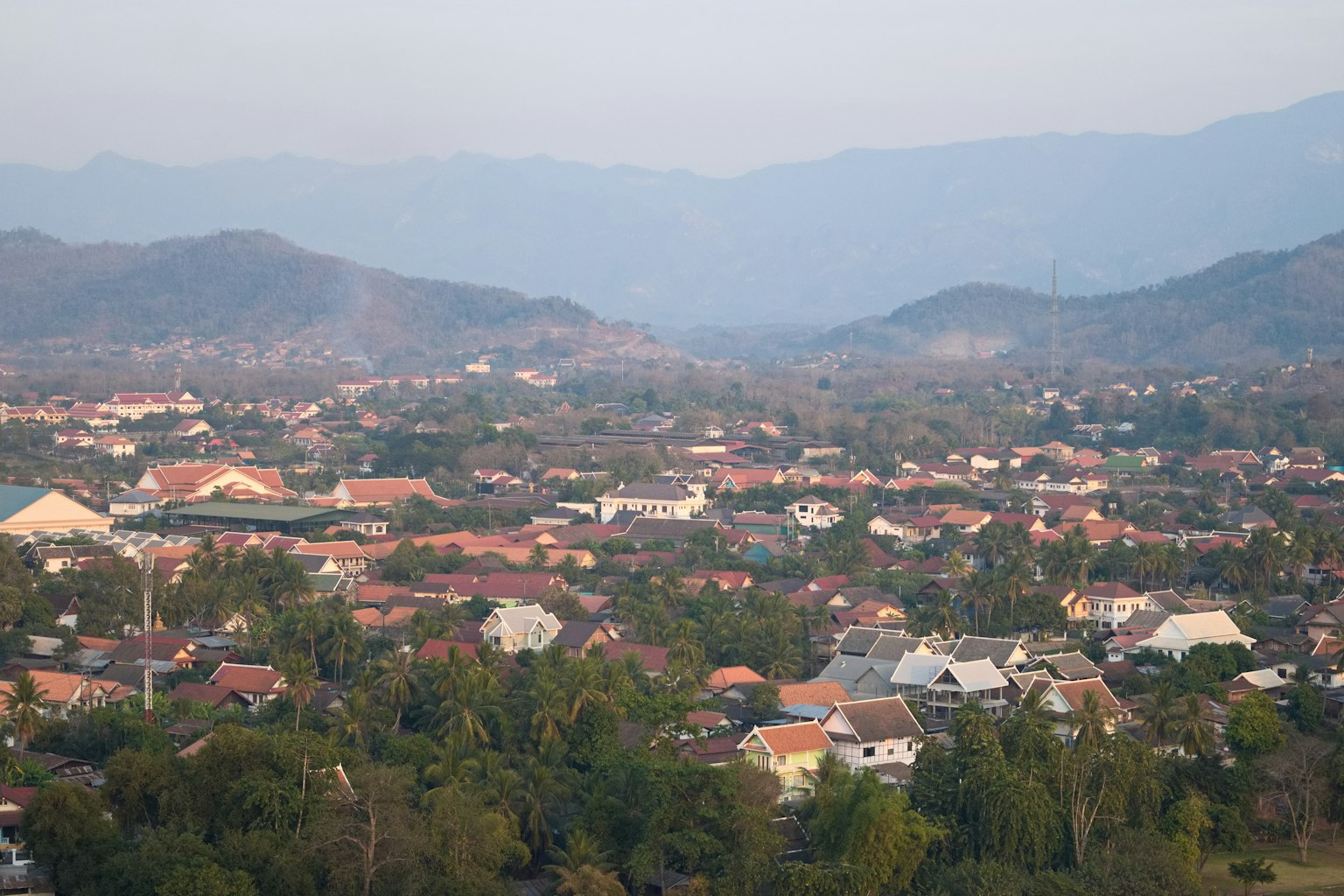 Una vista panoramica di un'area residenziale circondata da montagne