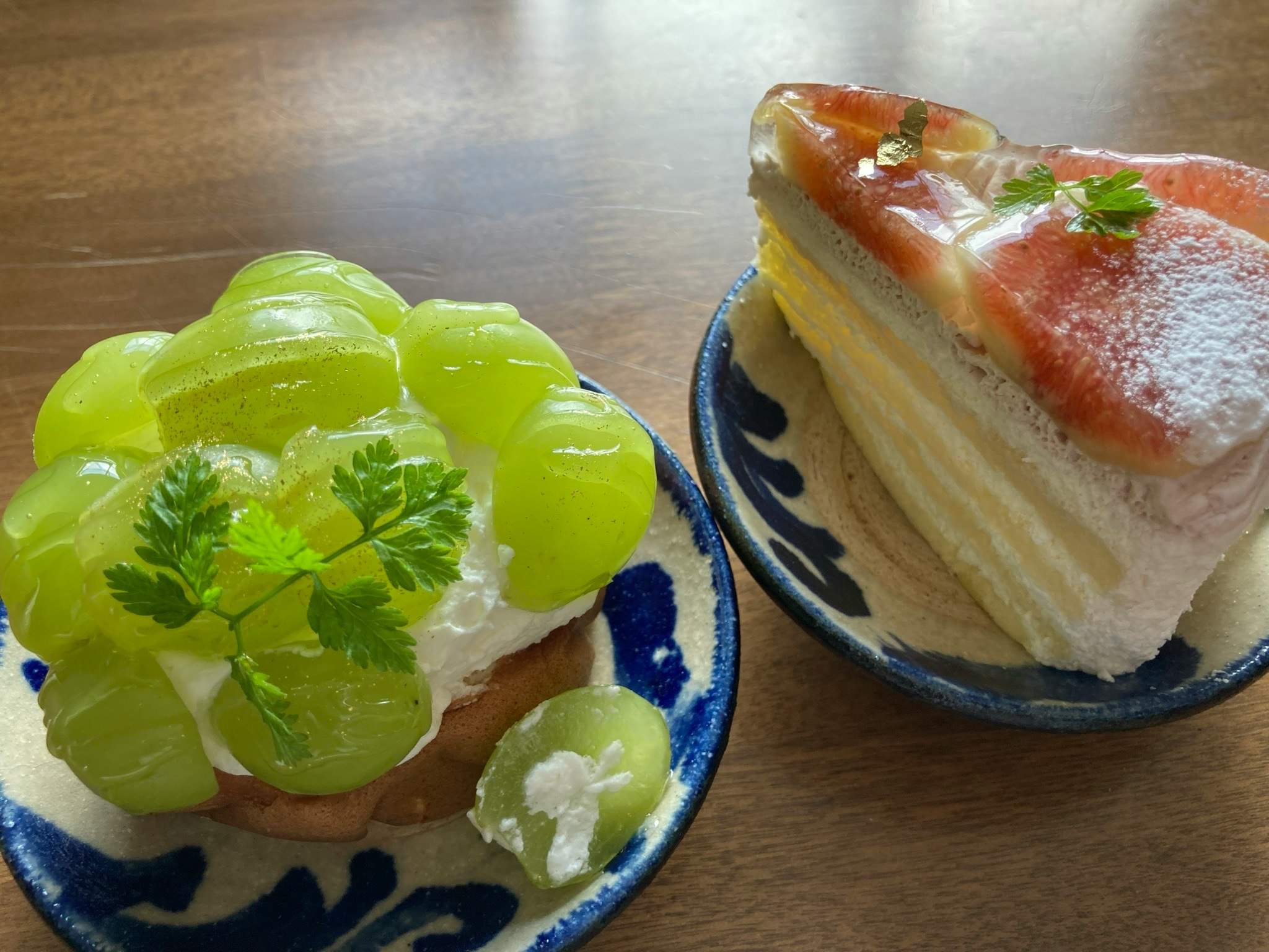 assortiment de gâteaux avec un gâteau vert et un cheesecake