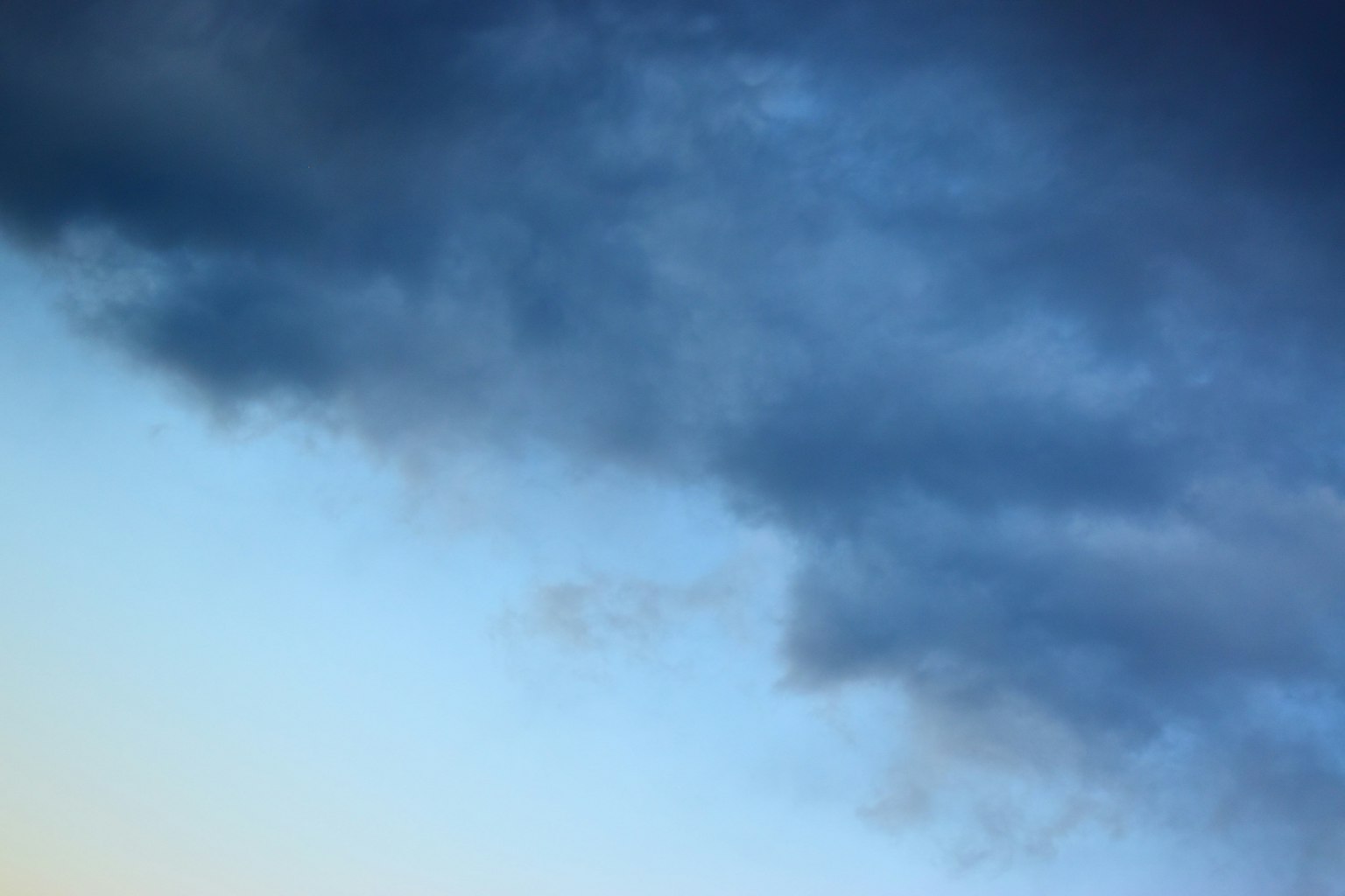 Gradien awan gelap di langit biru