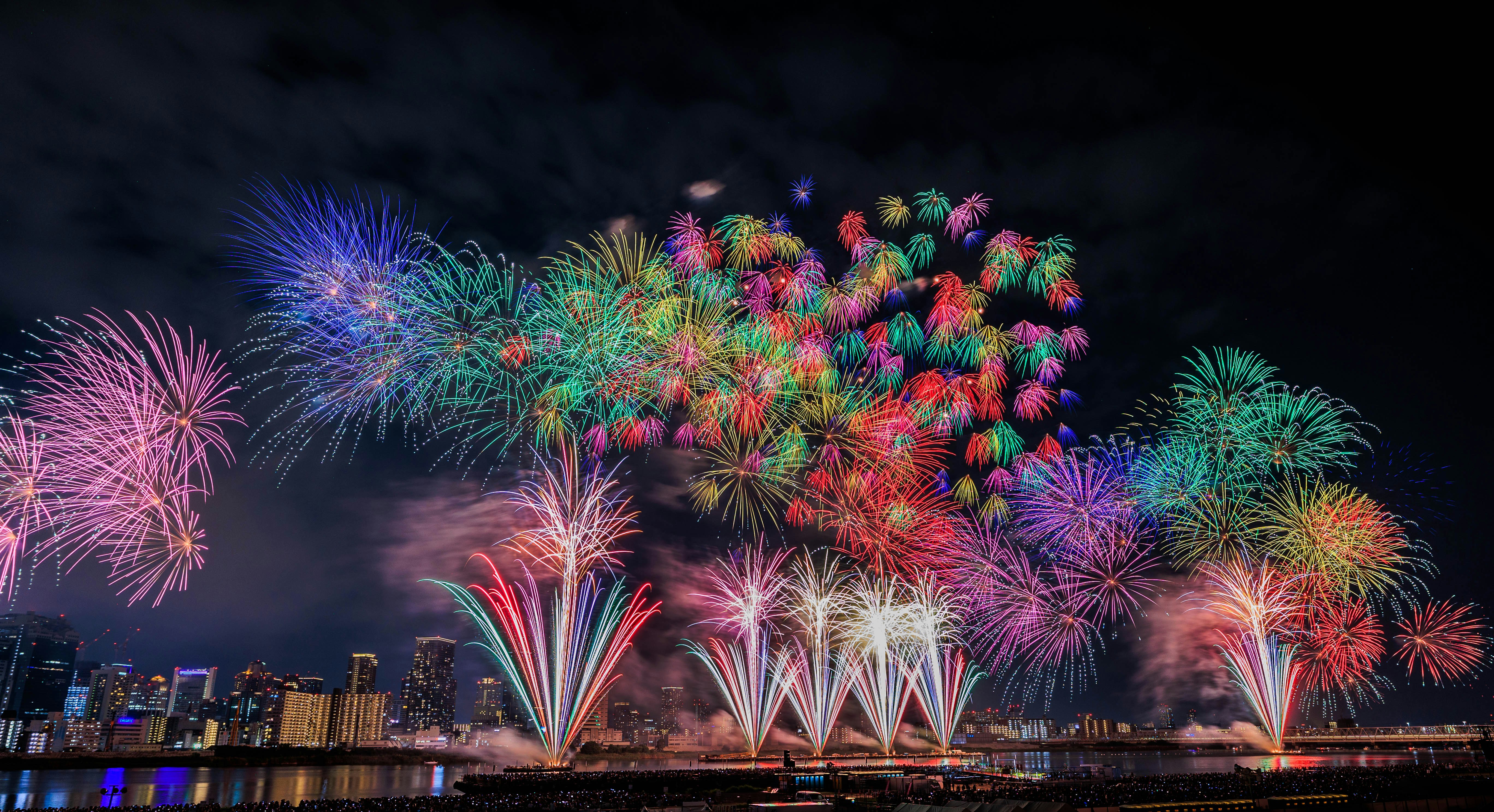 淀川花火の夜空に咲くカラフルな大輪の花火画像