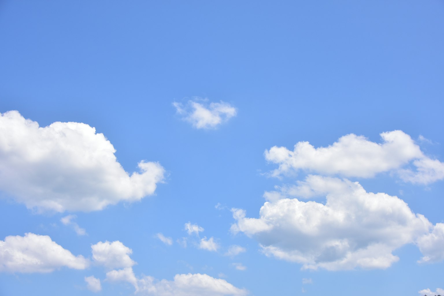 Paisaje de nubes blancas flotando en un cielo azul