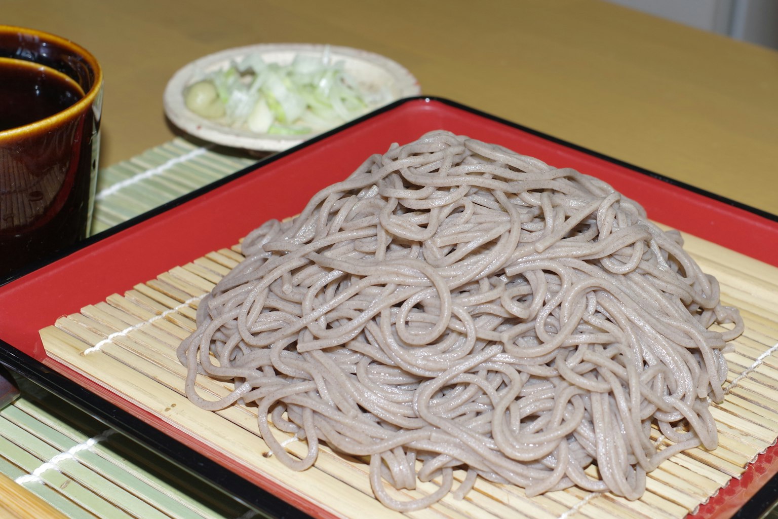 붉은 접시에 담긴 자루소바와 찍어먹는 소스, 다진 파