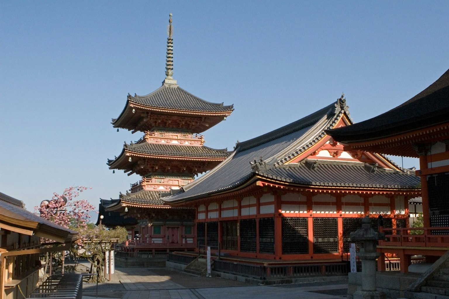 清水寺建築群與藍天下的美麗建築和塔