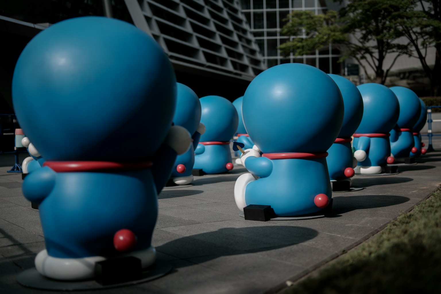 Fila de personajes de dibujos animados azules de espaldas