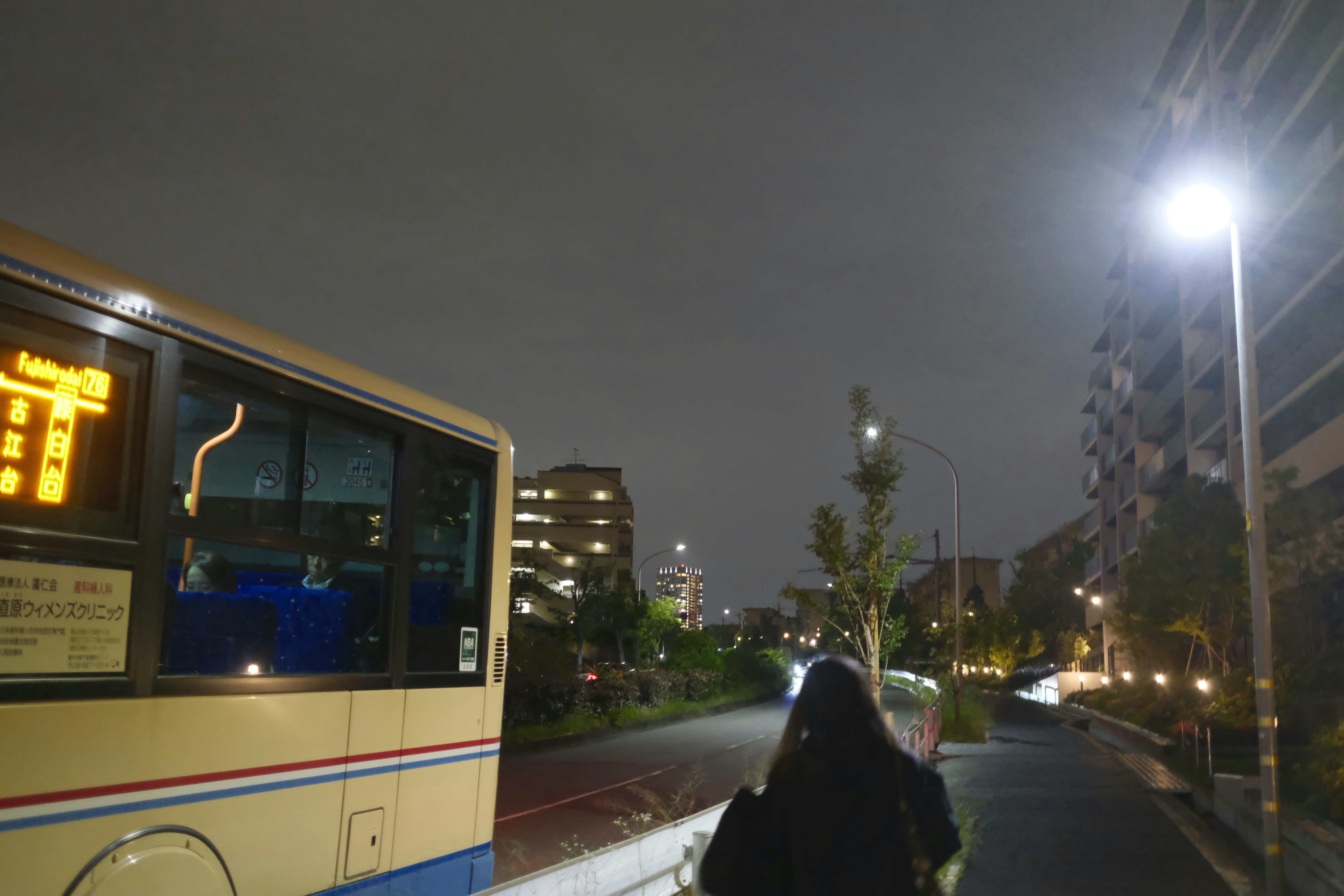 夜晚街道與路燈下的行駛車輛