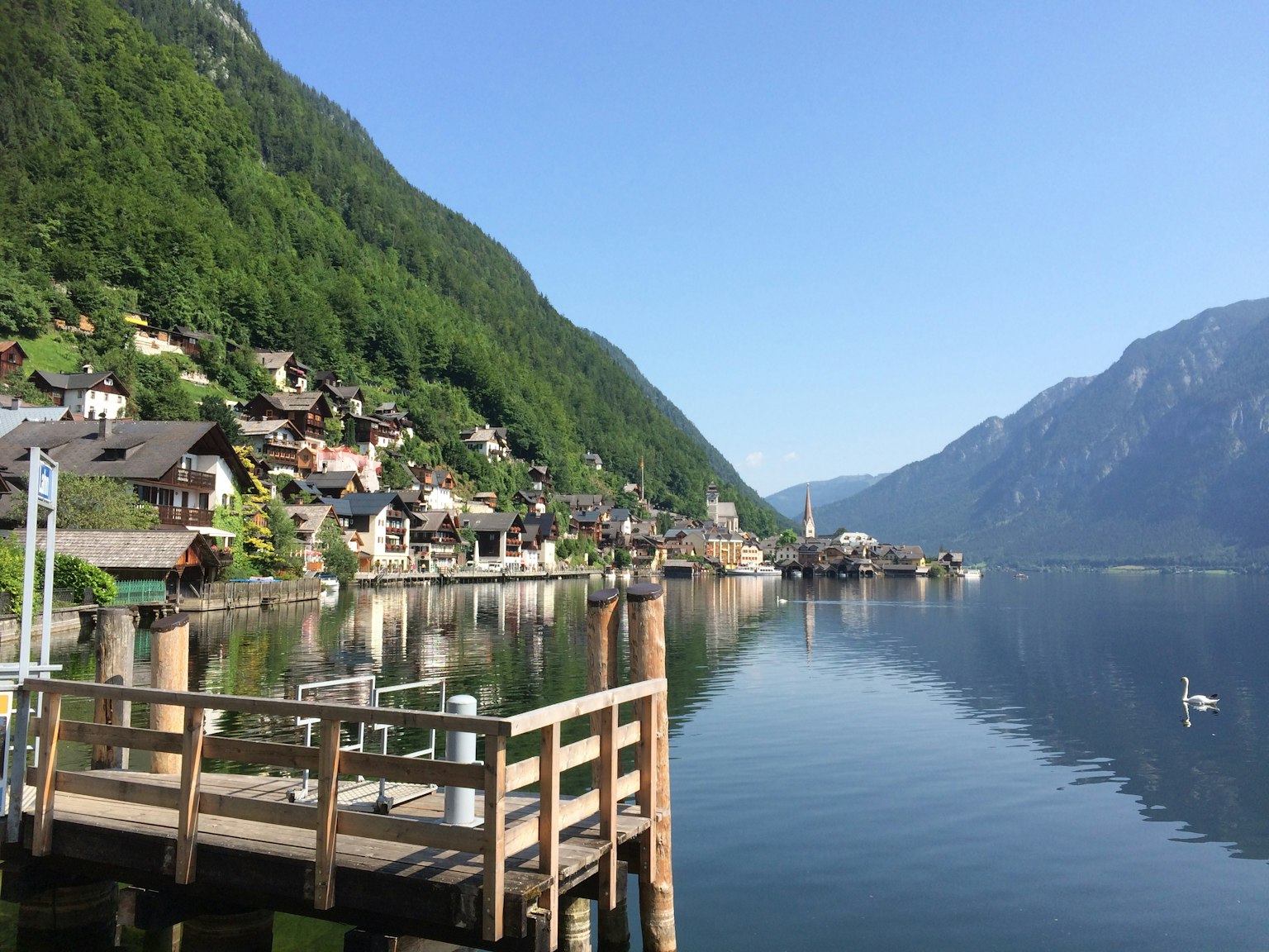 Malerscher Blick auf das Dorf Hallstatt umgeben von Bergen und See