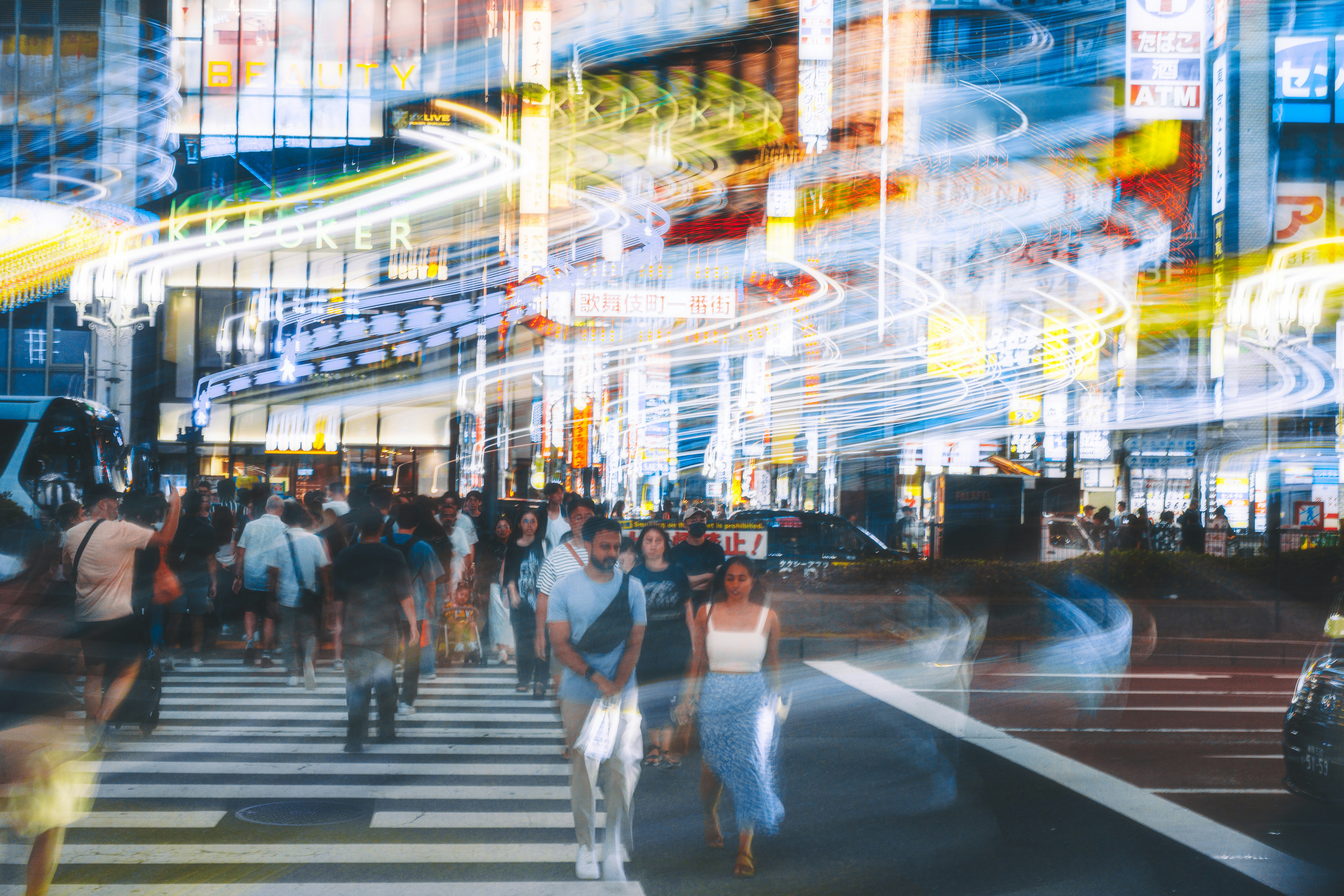 đám đông ban đêm tại lối qua đường ở Shinjuku với vệt sáng