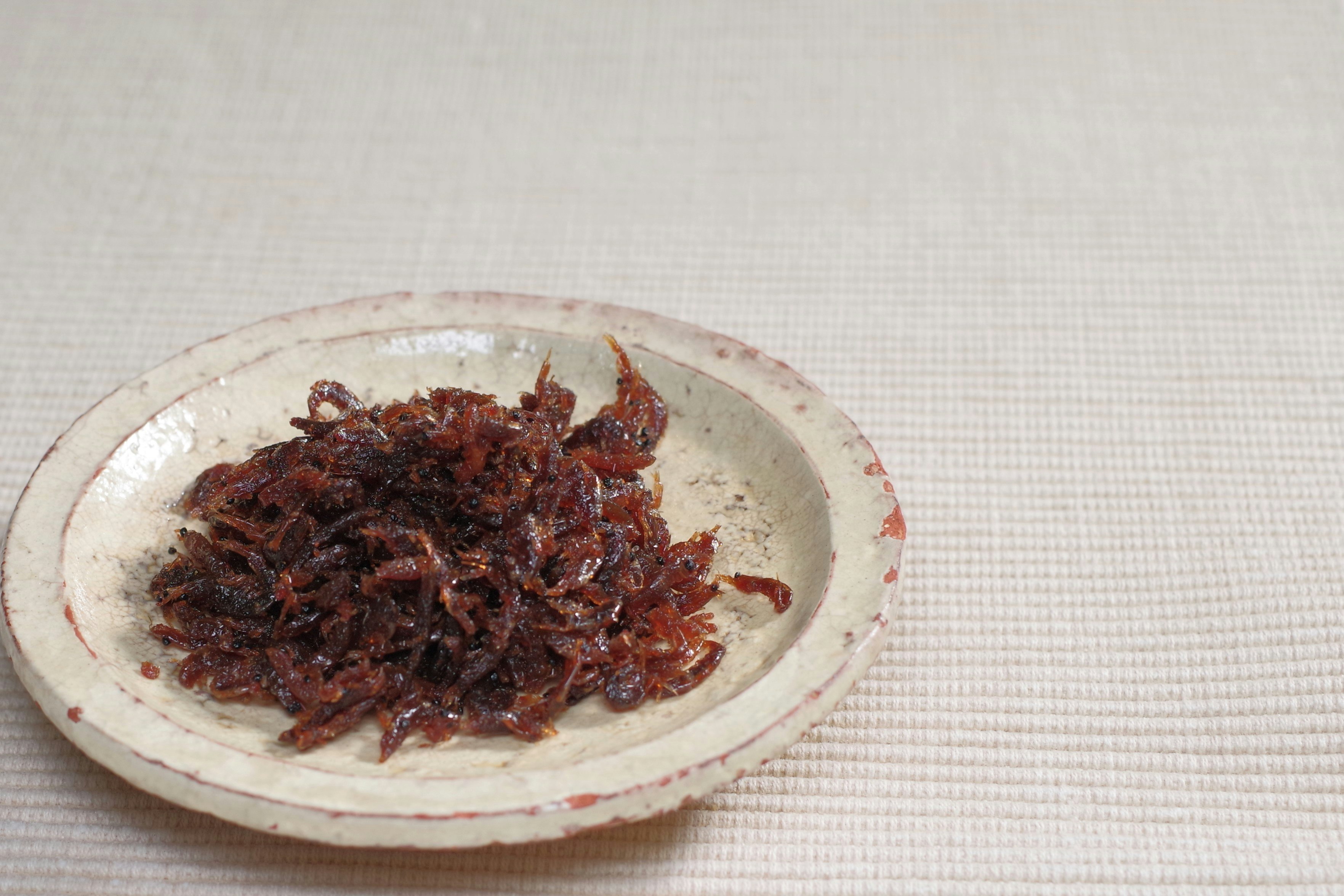 小盘里盛着棕色干制食物