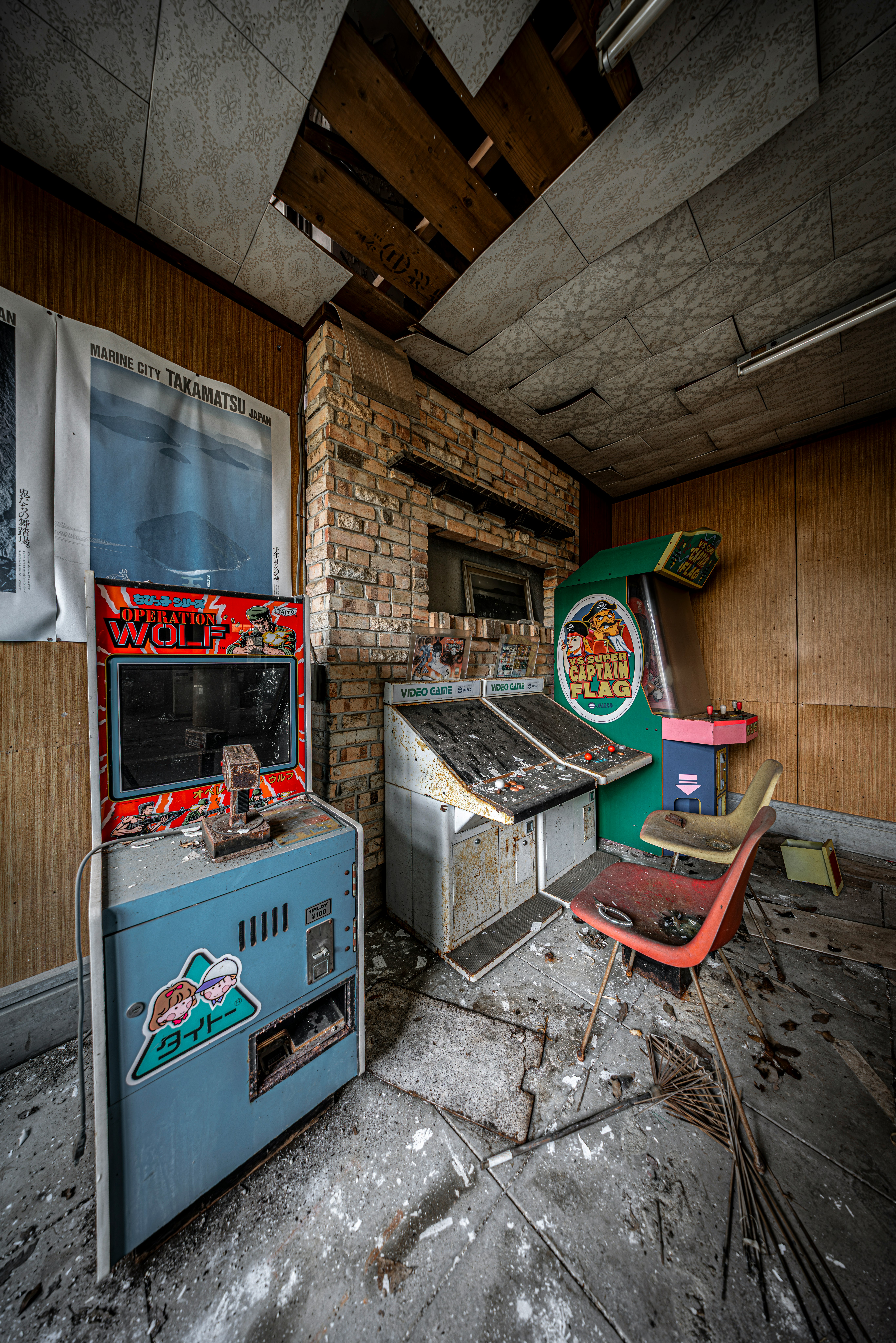 Ruang terbengkalai berisi mesin arcade retro dan lantai yang rusak