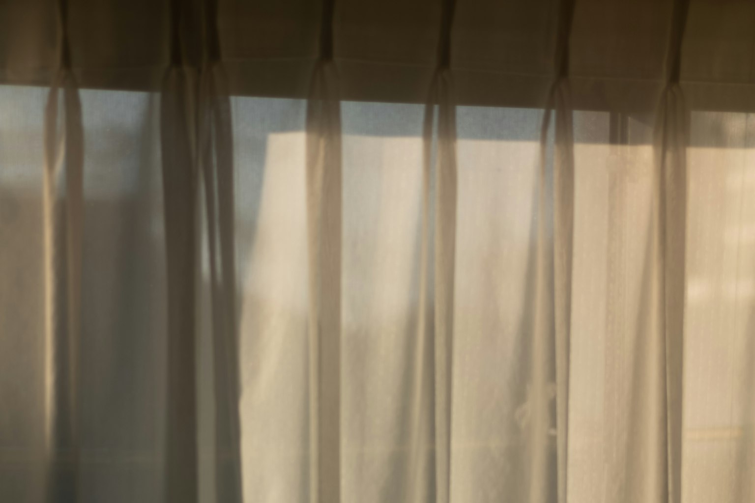 Sanftes Licht und Ausblick nach draußen durch transparente Vorhänge