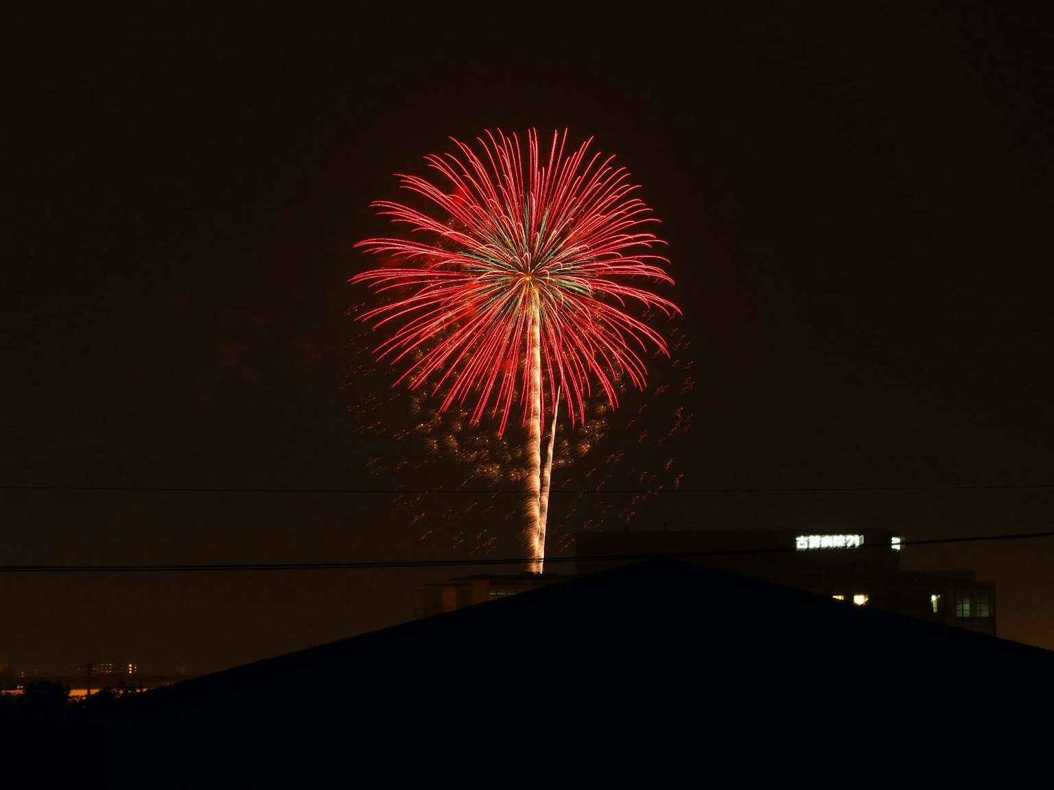 Feu d'artifice rouge éclatant dans le ciel nocturne