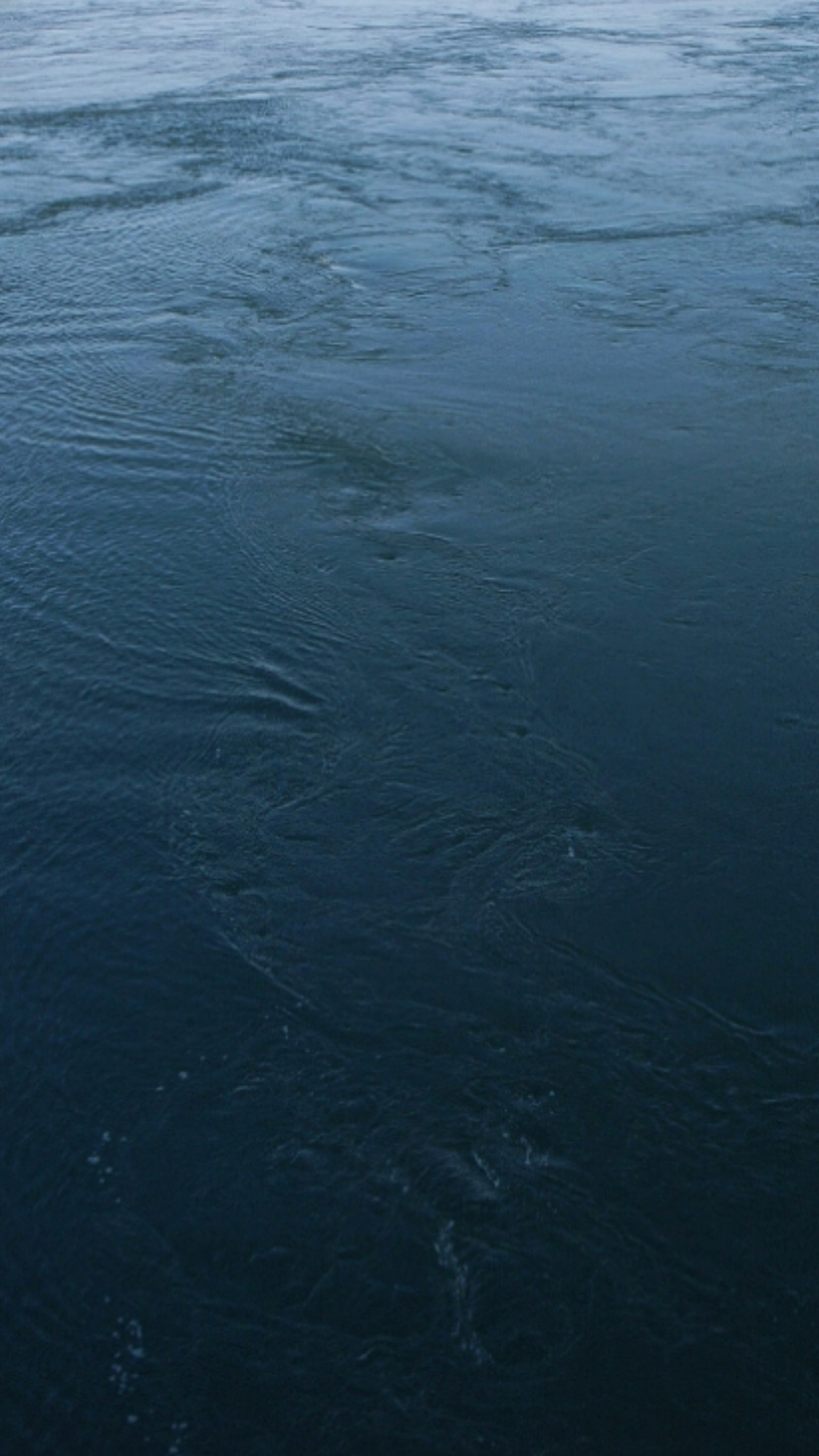 Texturierte Oberfläche ruhigen blauen Wassers