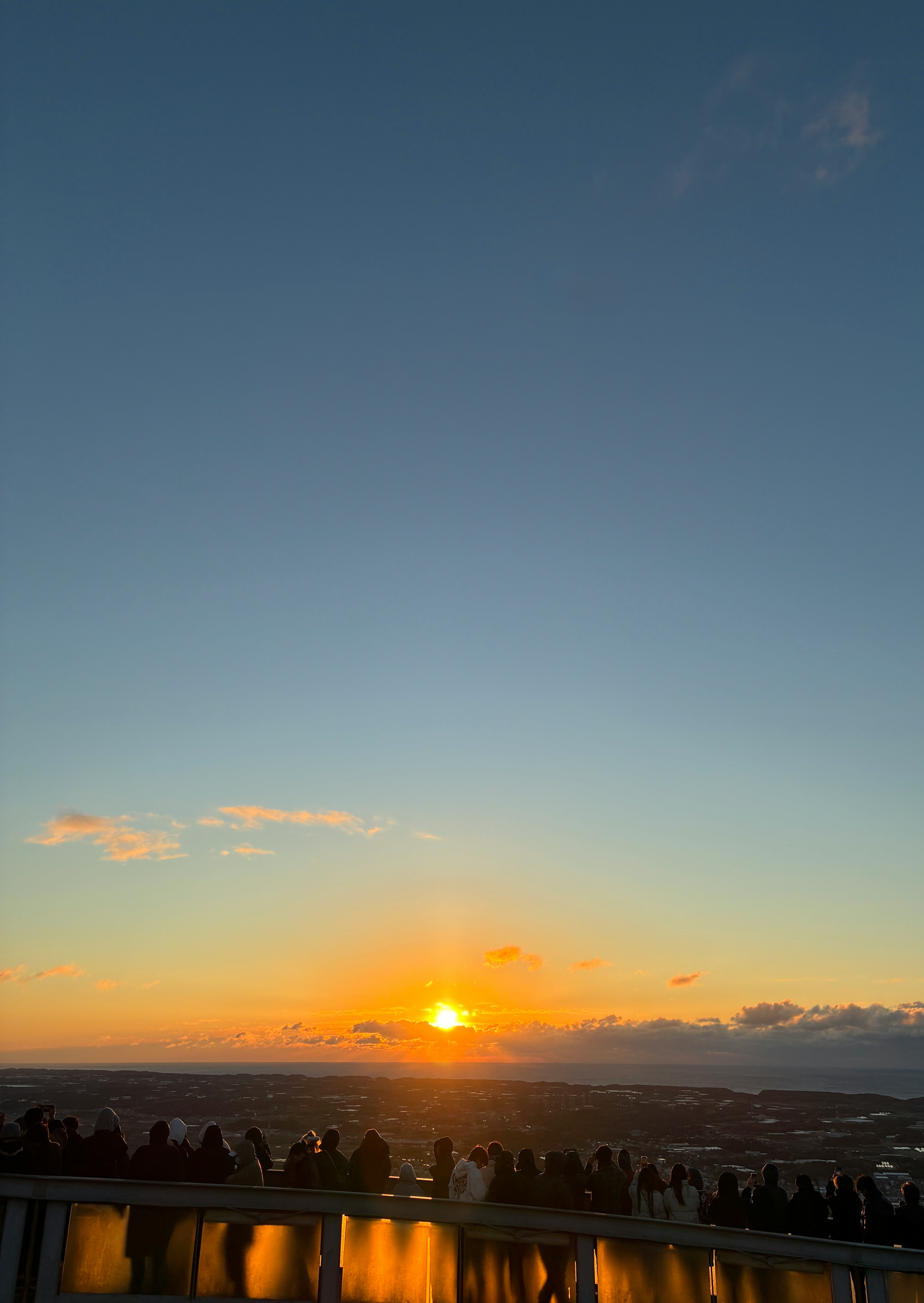 初日の出の太陽が水平線から昇る朝の空