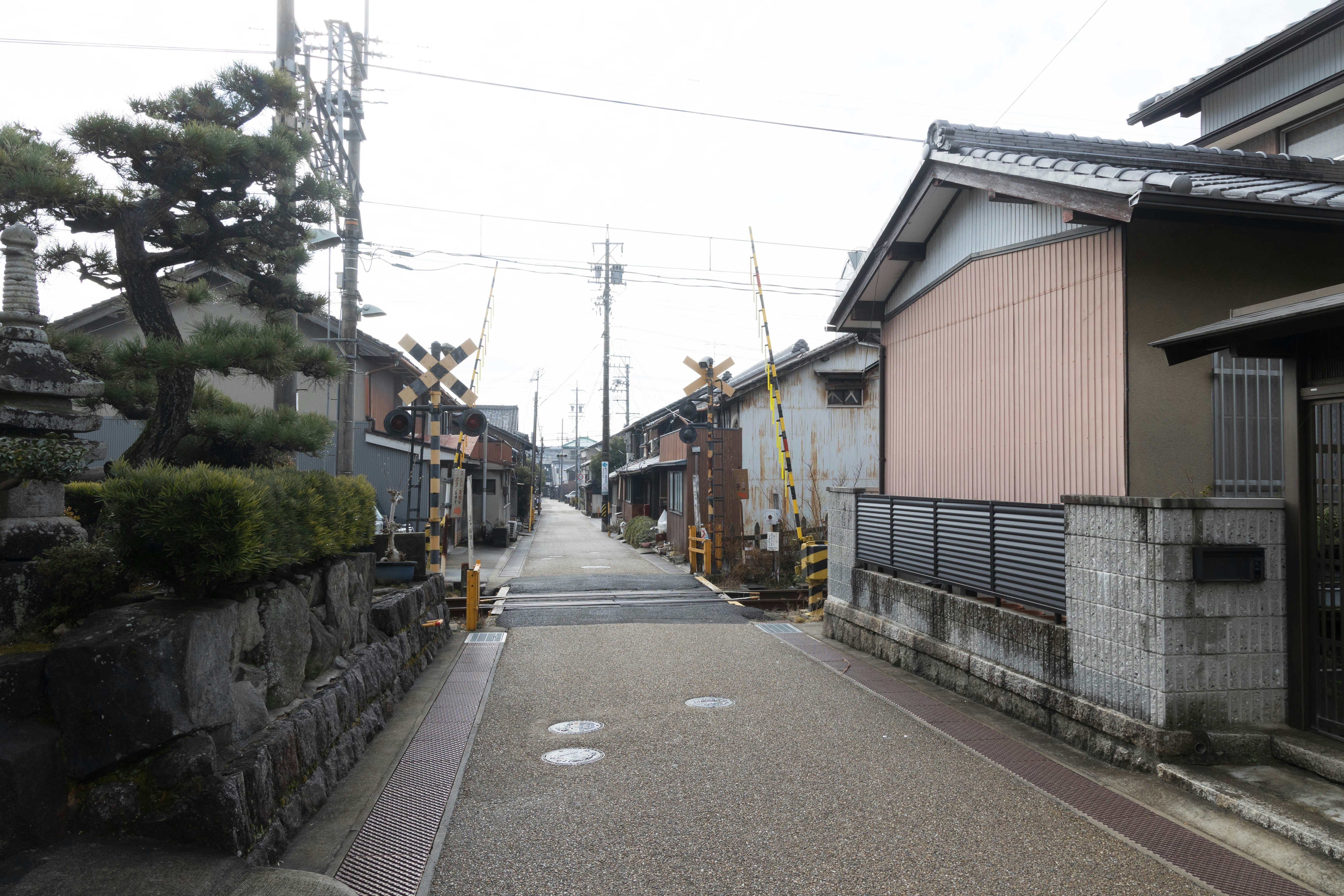 伊賀上野の踏切がある町並みの路地