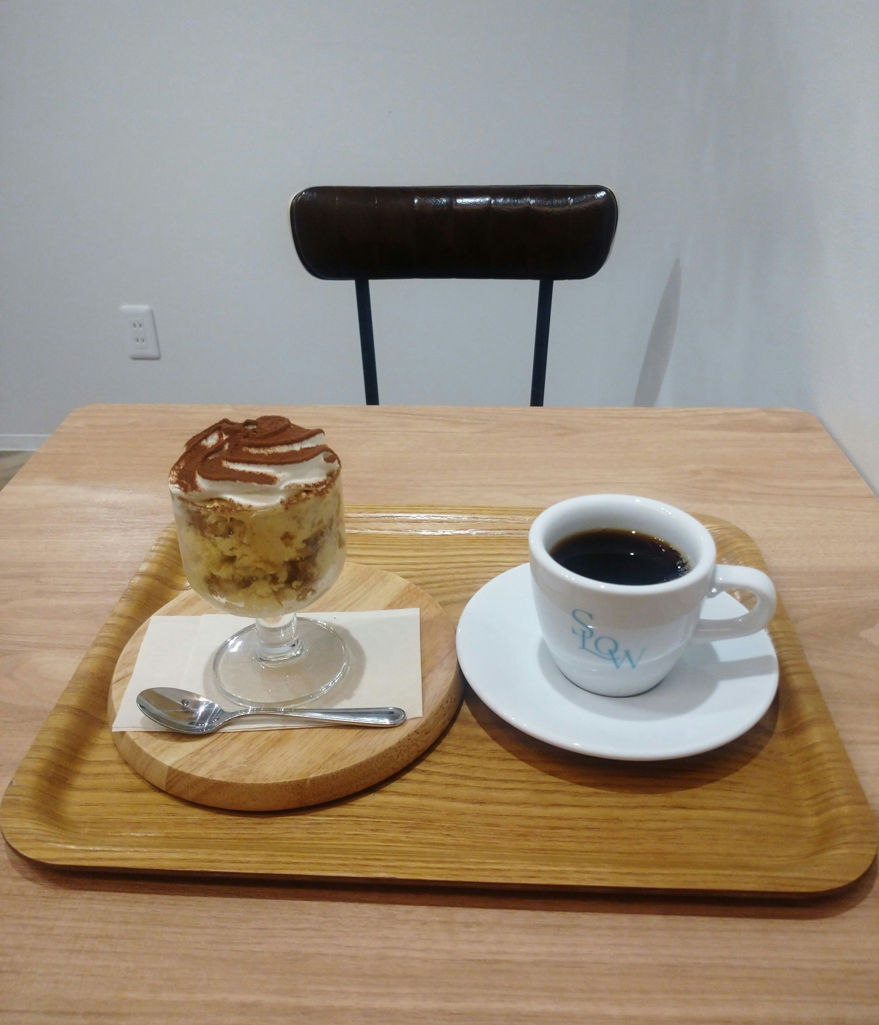 木のトレーにのったコーヒーとデザート