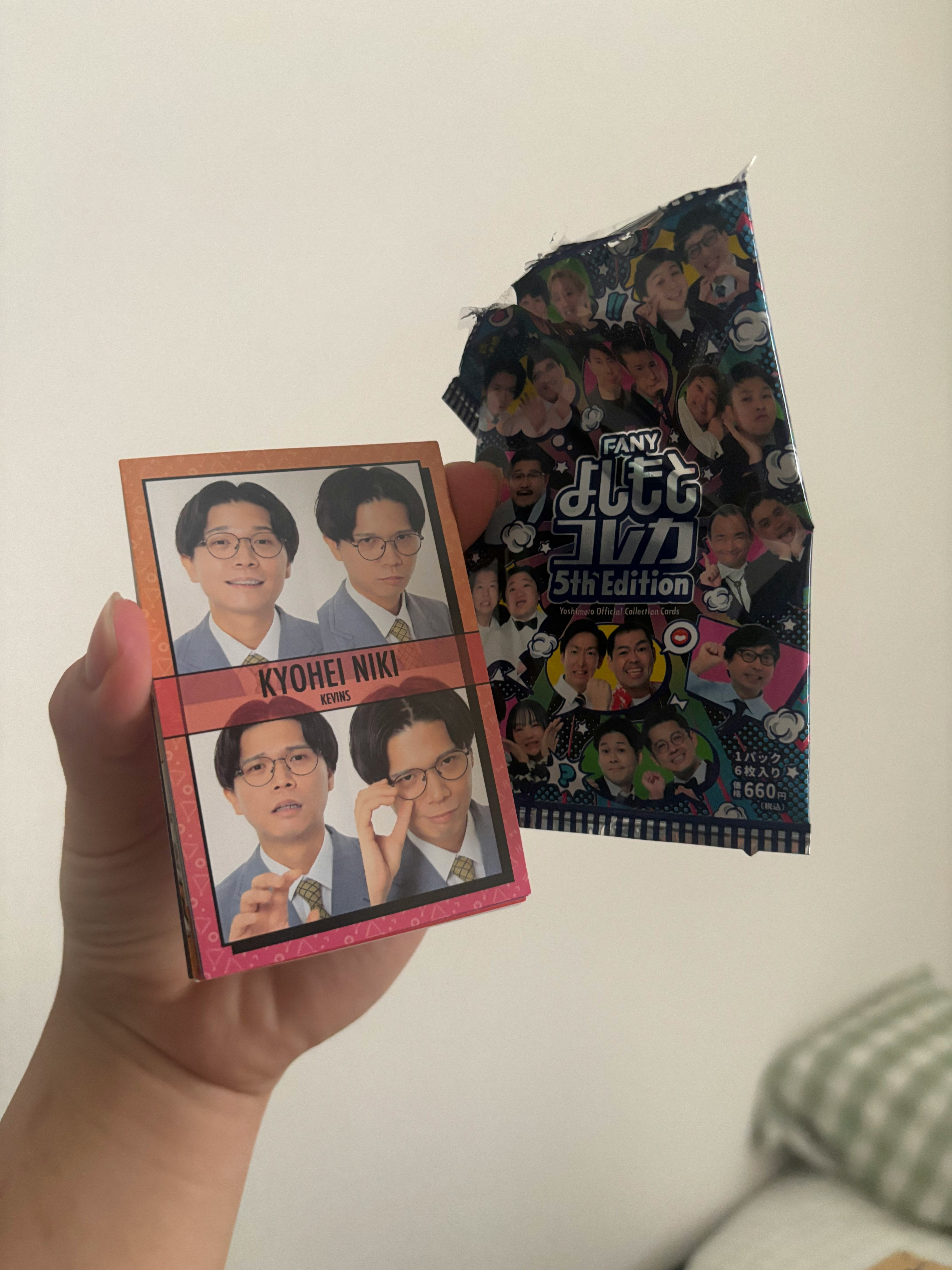 手に持つ写真付きの本と表紙の人物コラージュ