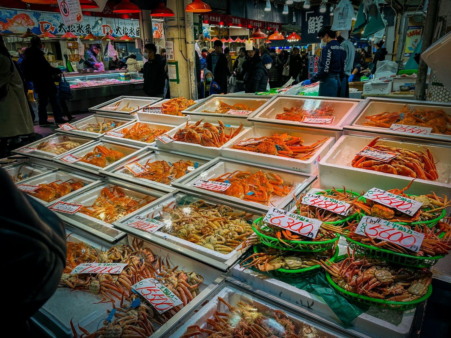Exhibición vibrante de mariscos frescos en un mercado