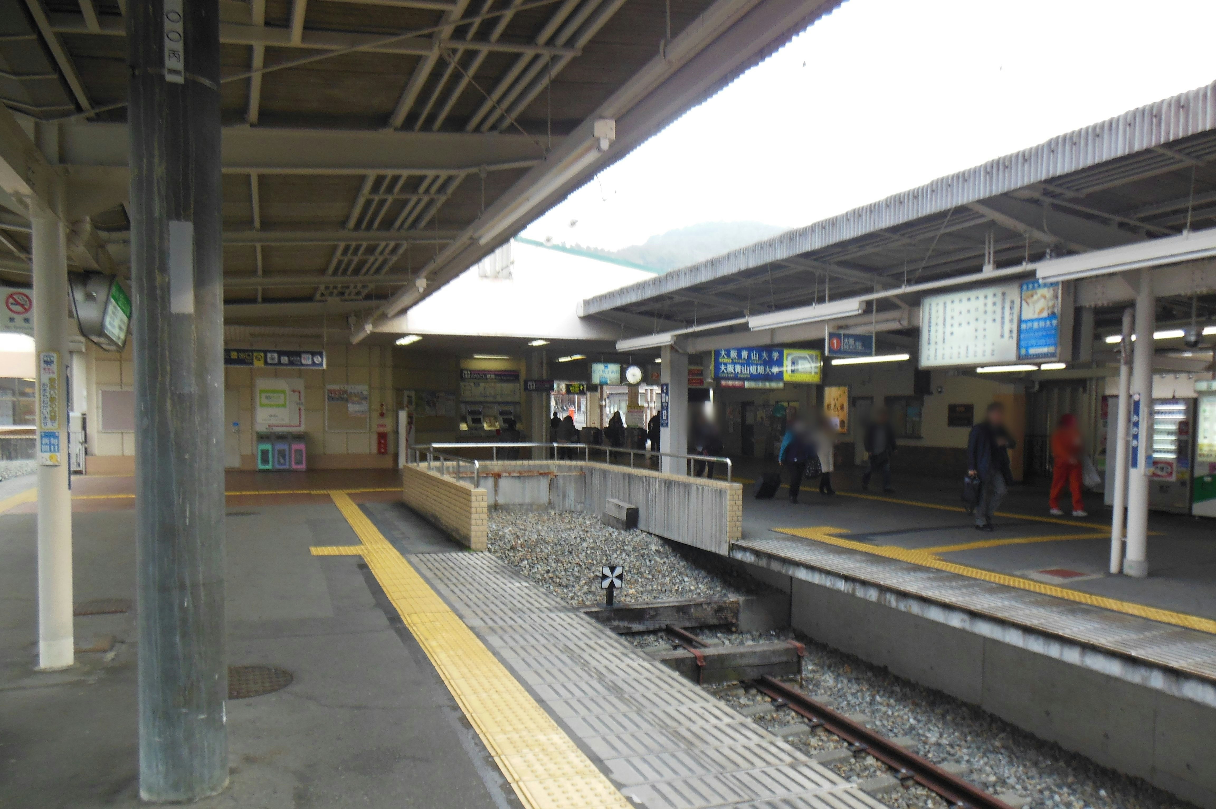 火車站月台與鐵軌及候車區