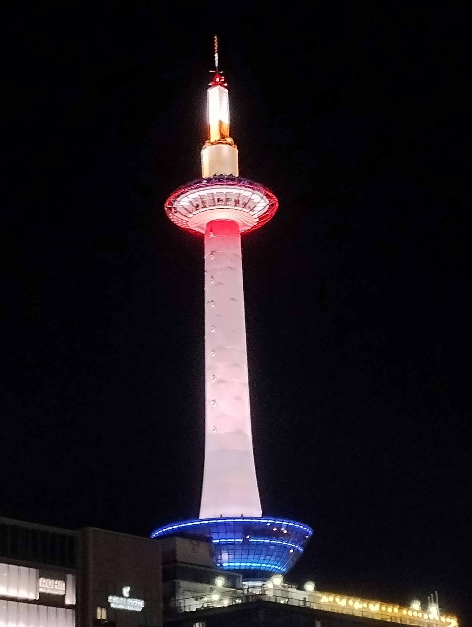 Menara Kyoto yang diterangi di malam hari dengan lampu warna-warni