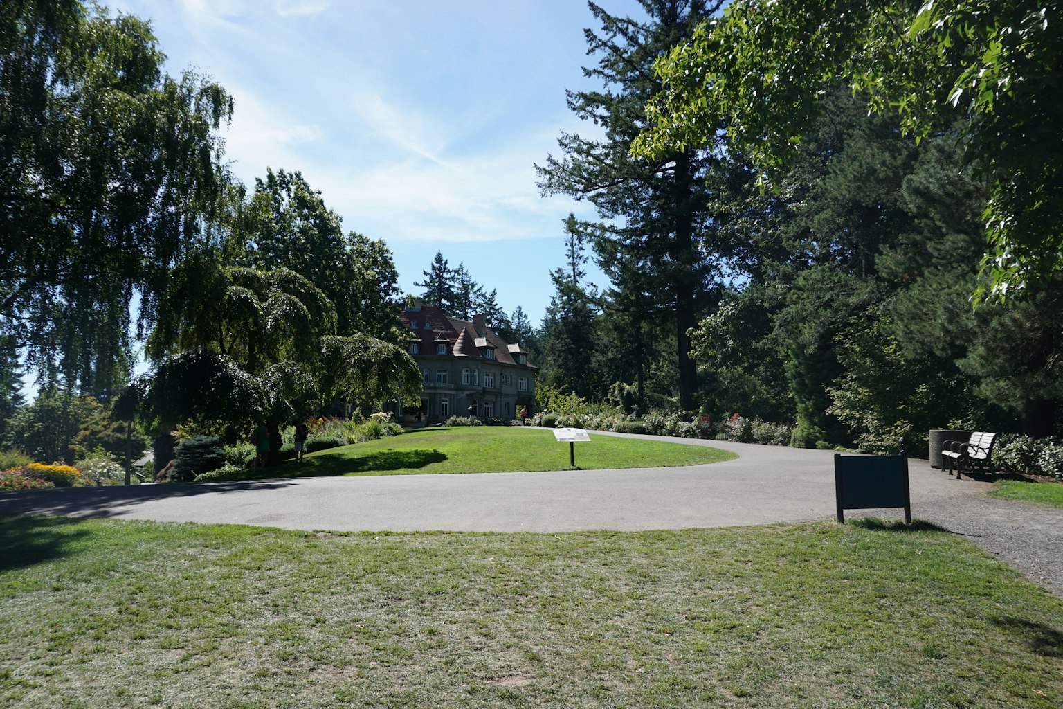 Vue panoramique du parc avec une verdure luxuriante et un ciel bleu