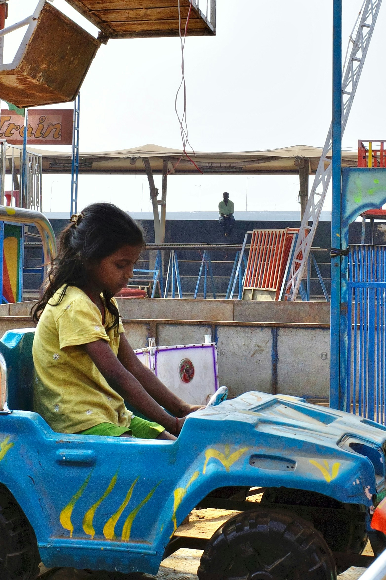 遊園地の乗り物で遊ぶ子ども