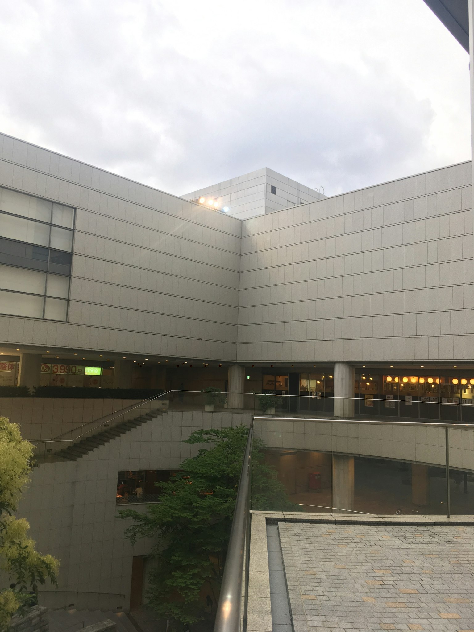 现代建筑外观的景观，周围环绕着绿植