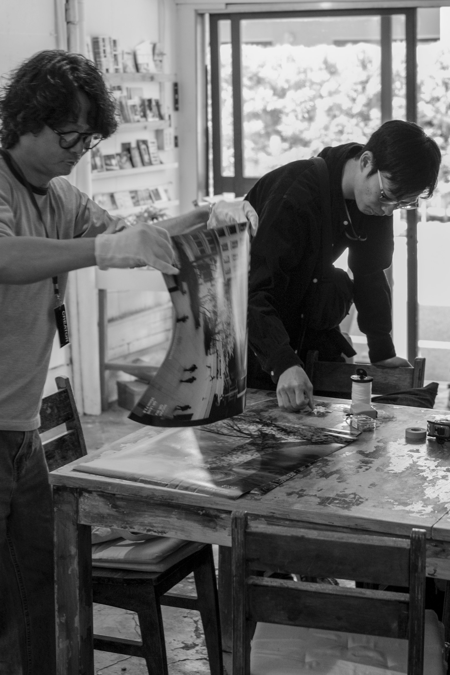 Deux hommes travaillant dans un studio d'art en image noir et blanc