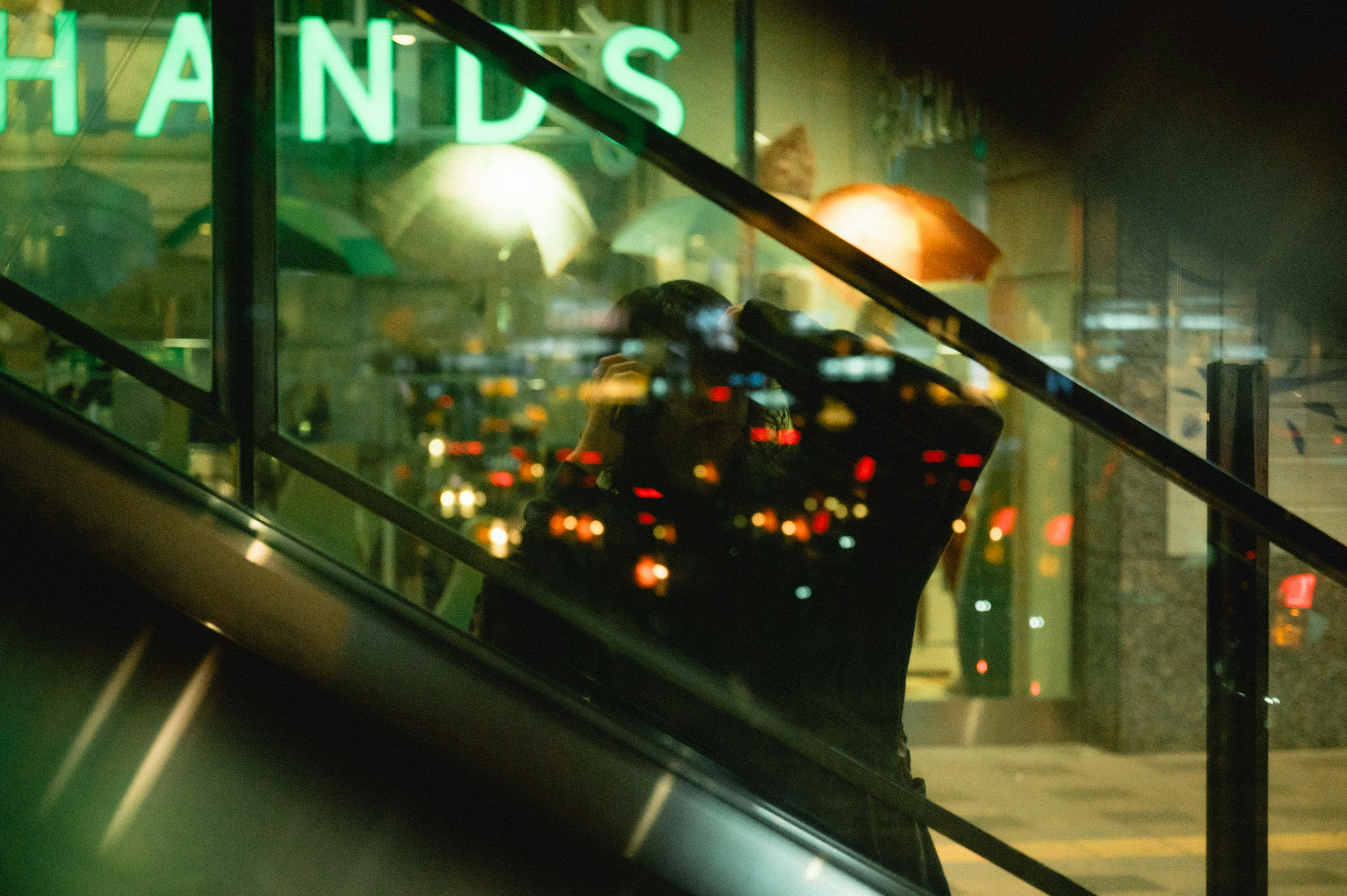 lumières de rue nocturnes vues à travers une vitre avec les phares des voitures