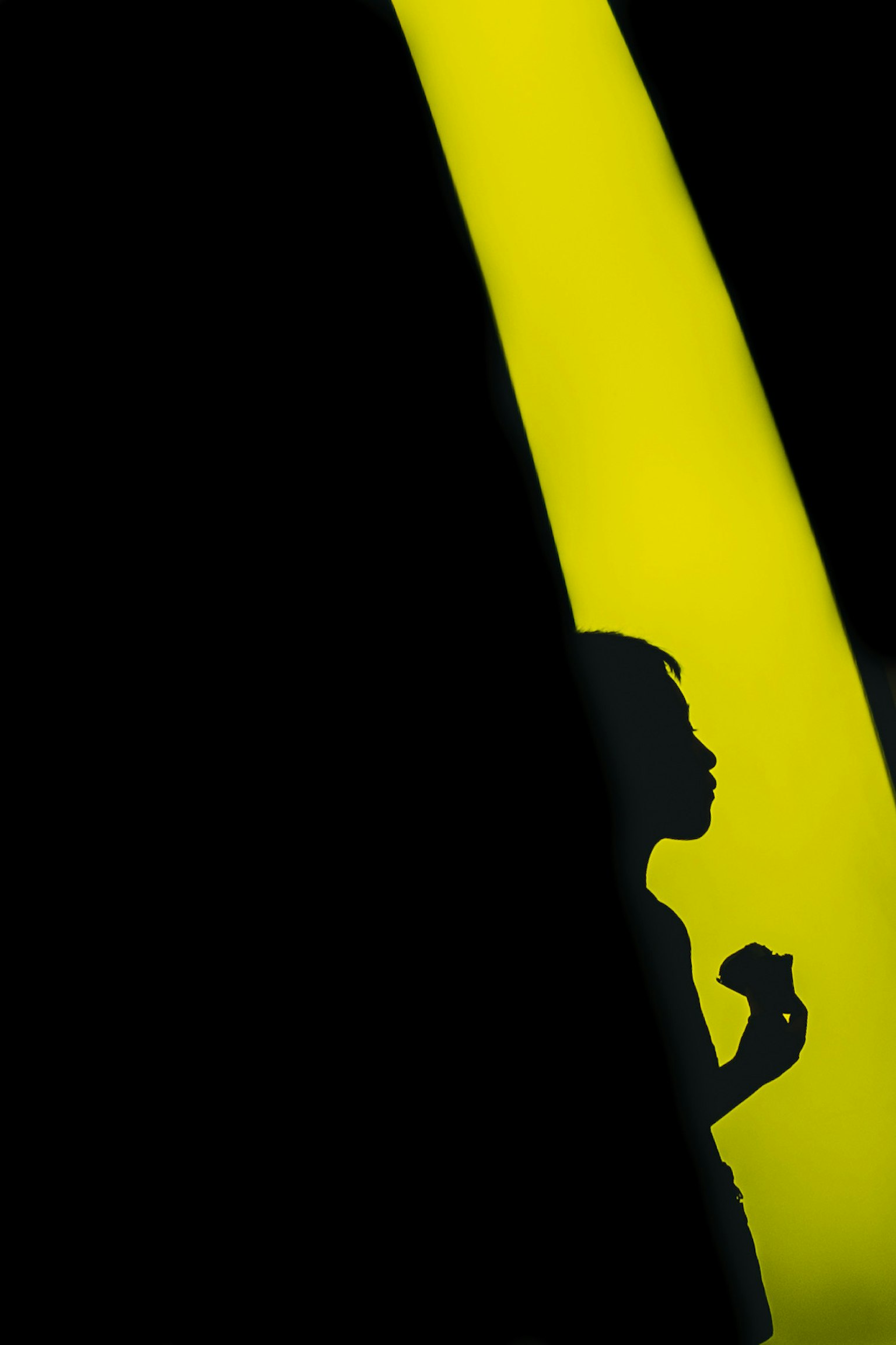 Silhouette của một người trên nền đen với ánh sáng vàng