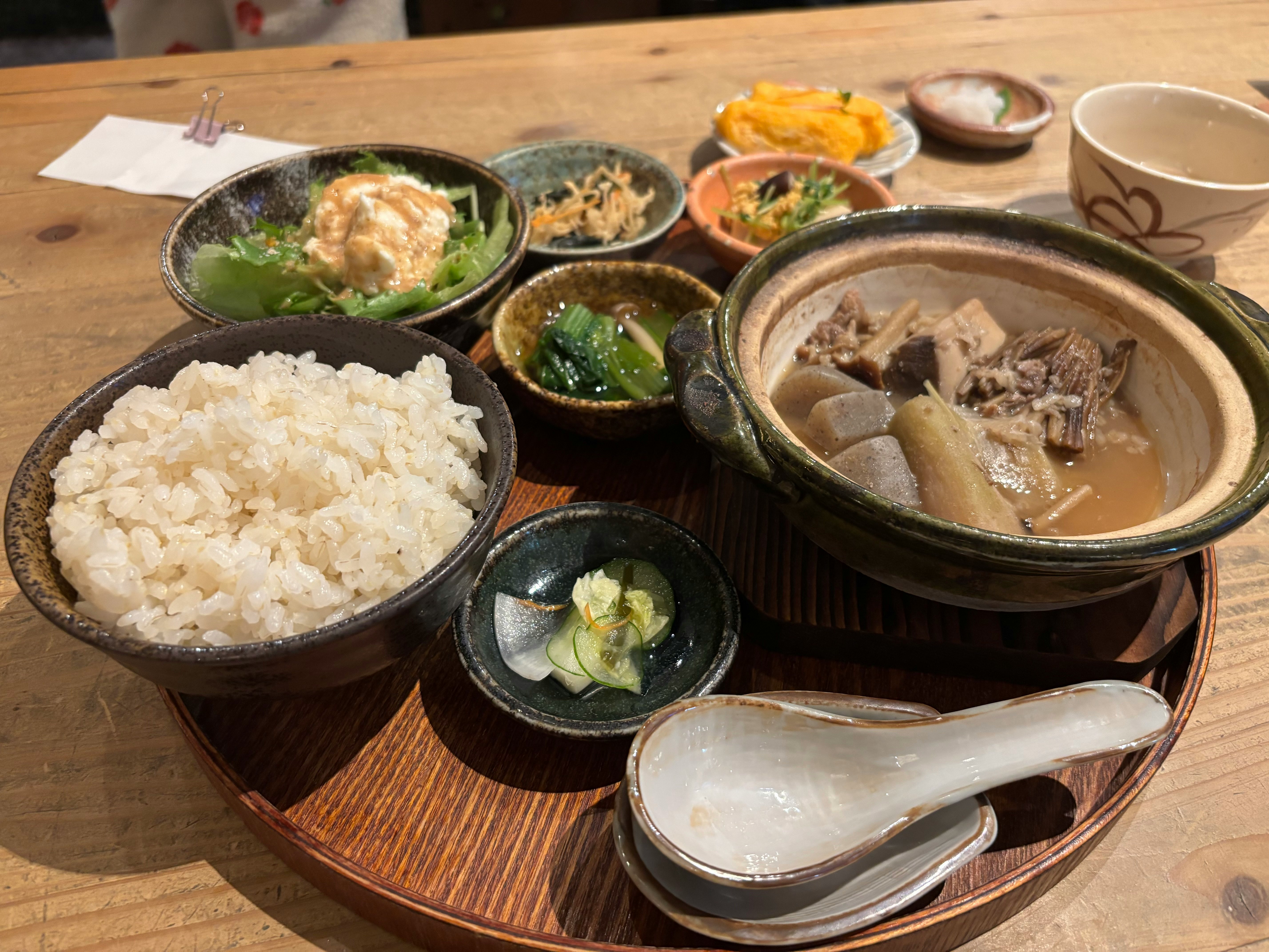 定食風のごはんと具だくさんの汁物が並ぶ食卓