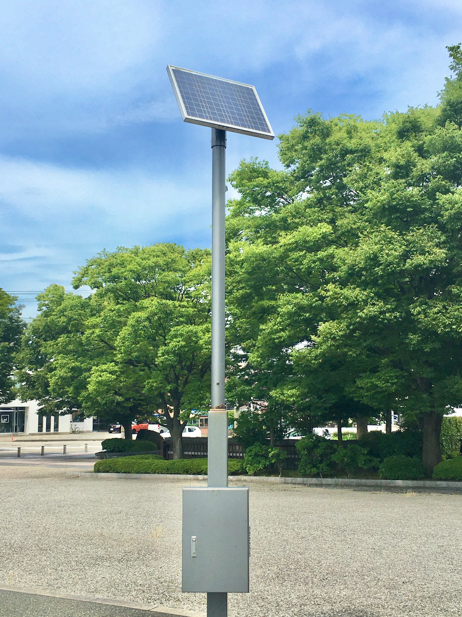Un lampione con pannello solare in un parco