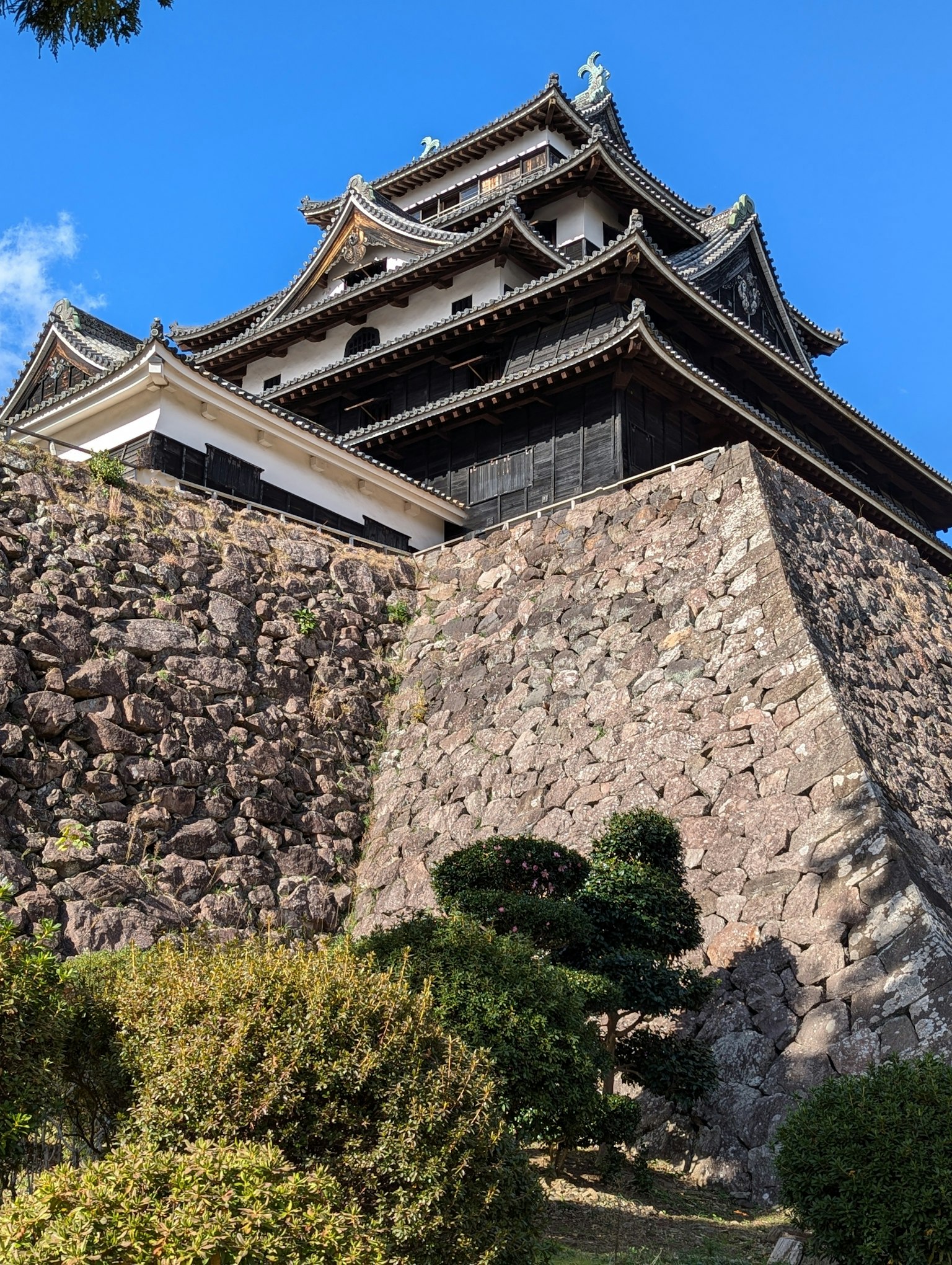 日本城堡的照片，特色石牆和傳統屋頂建築