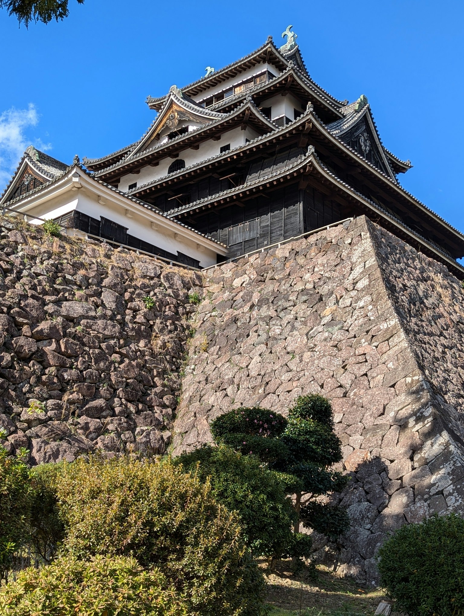 日本城堡的照片，特色石牆和傳統屋頂建築