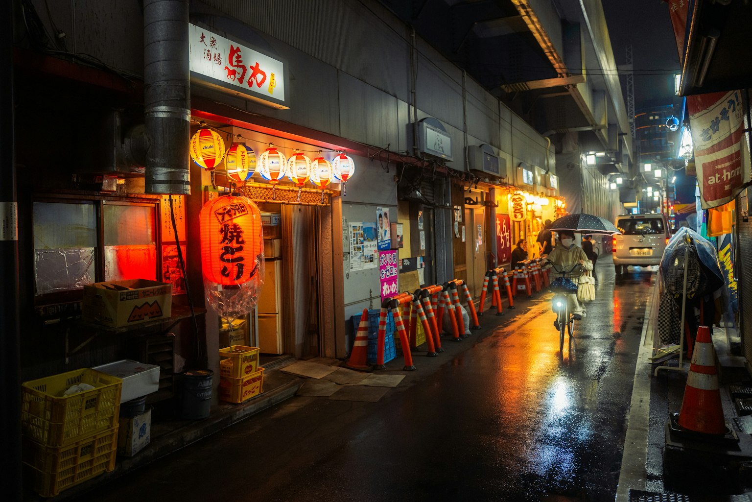 夜市中灯光闪烁的餐馆排成一排的狭窄小巷