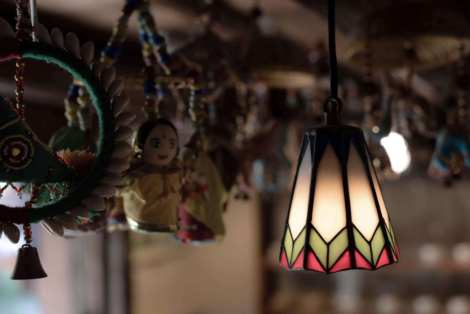 Lampada colorata con elementi decorativi appesi al soffitto