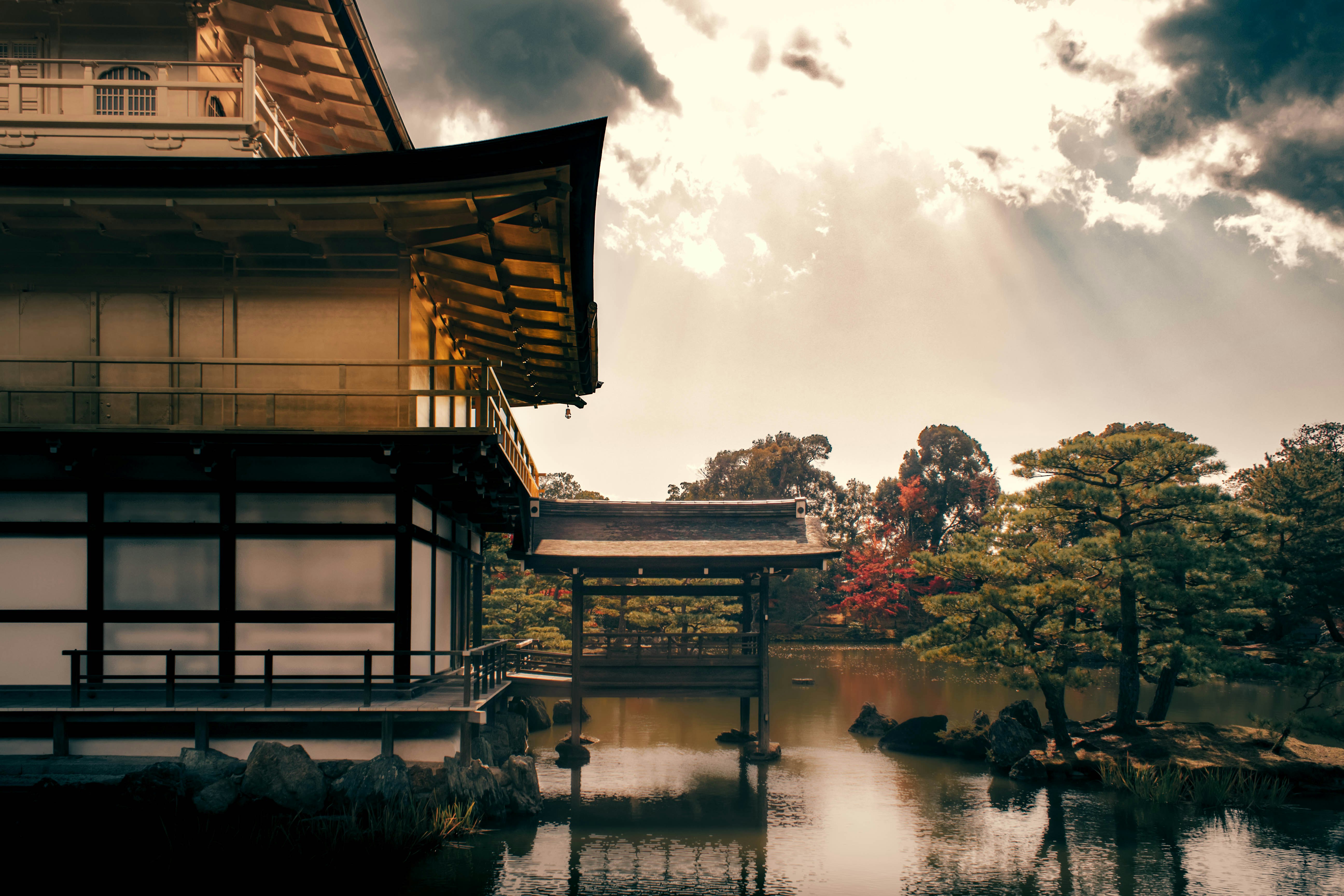池のほとりに建つ和風の建物と庭園