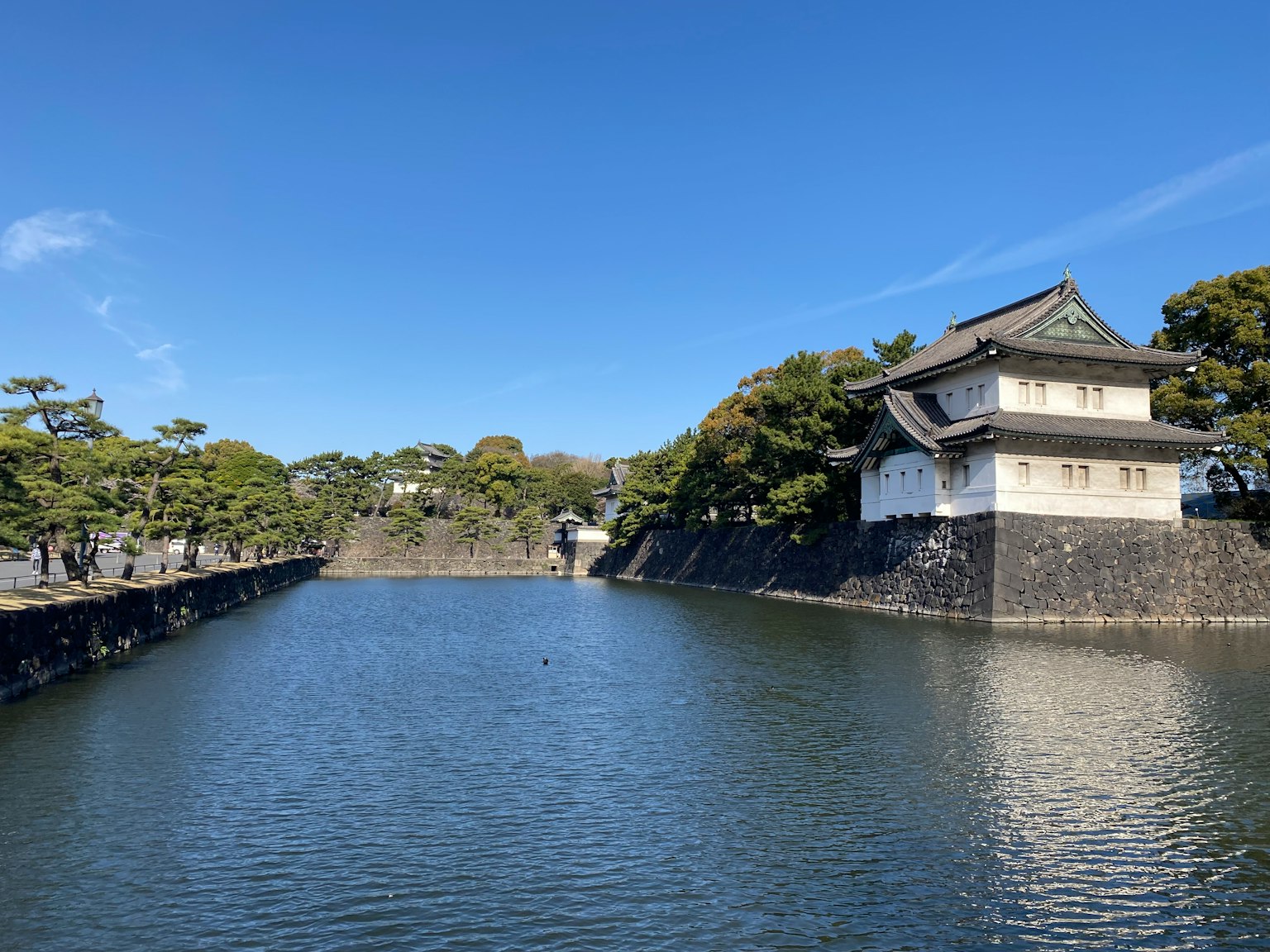 Vue pittoresque près du Palais impérial à Tokyo avec de l'eau calme et un bâtiment historique