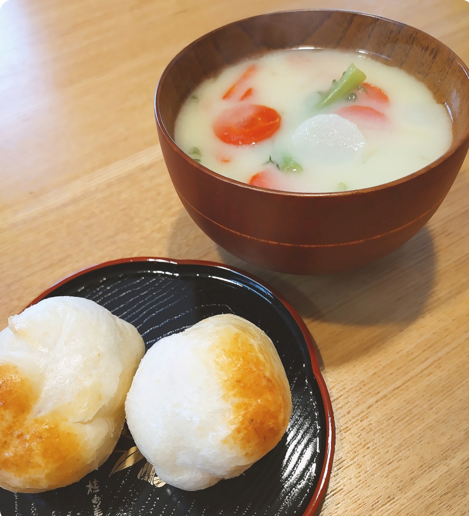 Comida japonesa con sopa de miso y pasteles de arroz a la parrilla
