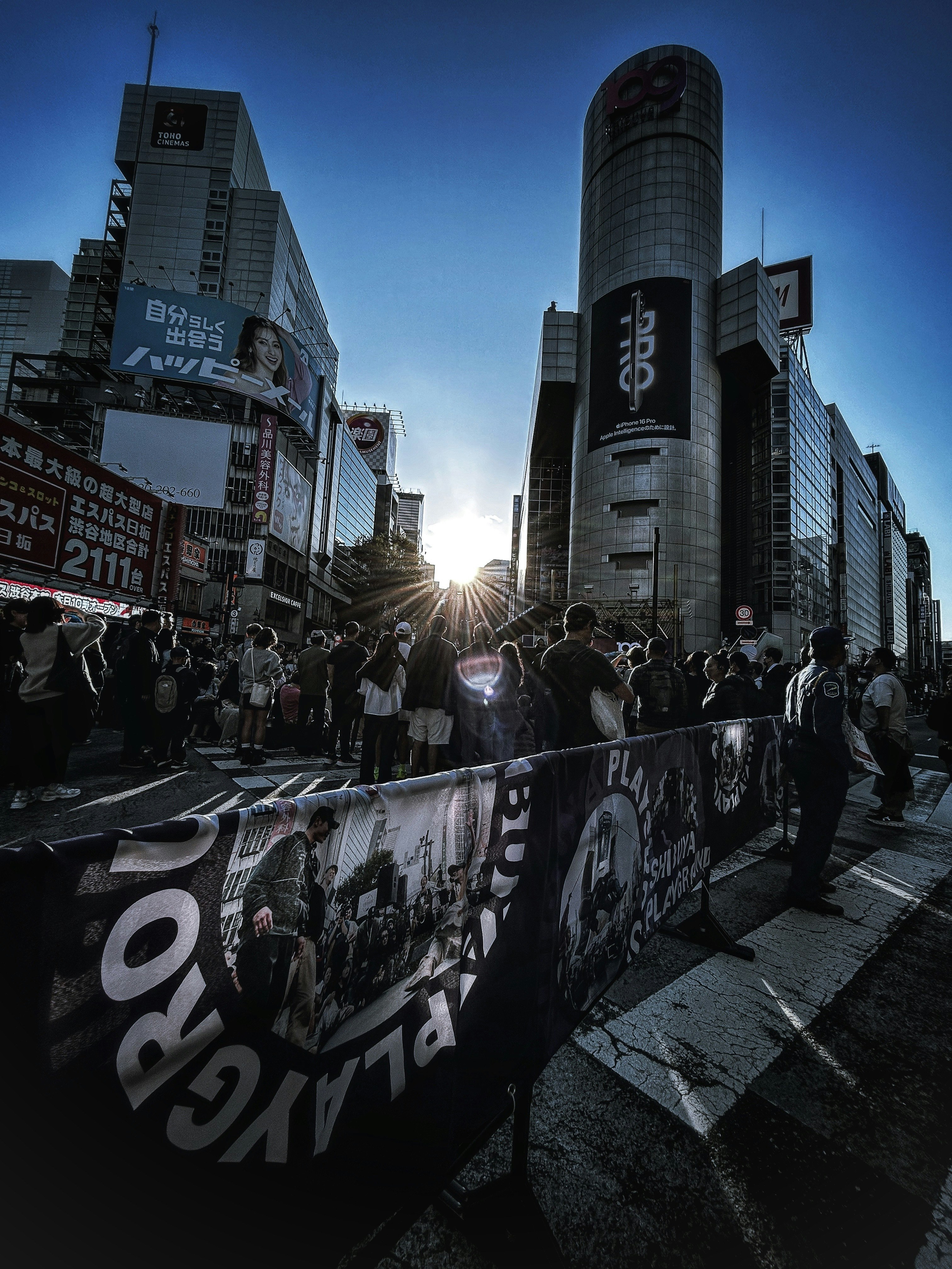 街頭でのデモ行進、横断幕と人々が並ぶ都市の交差点
