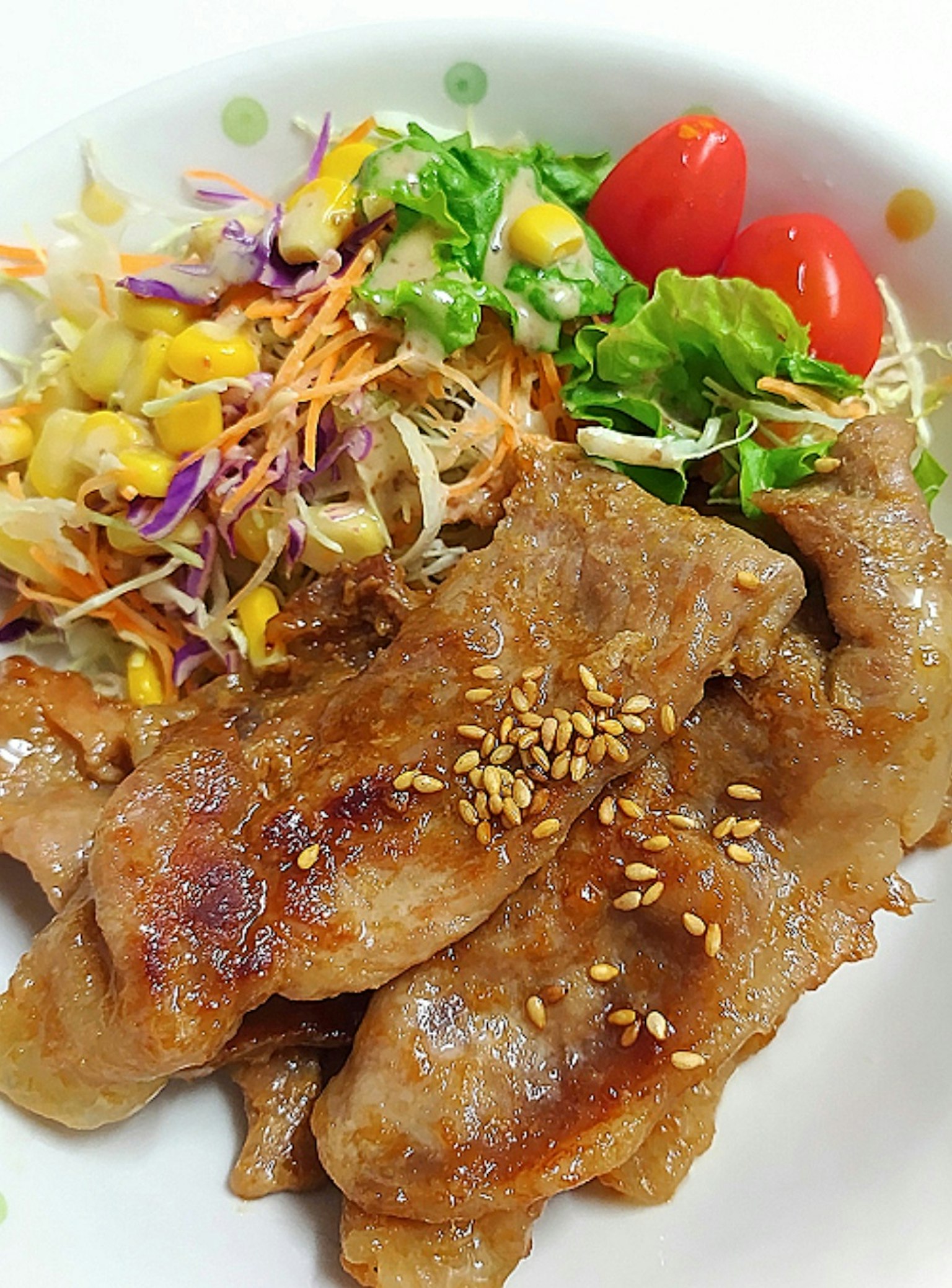 Đĩa thịt nướng với salad tươi và cà chua bi