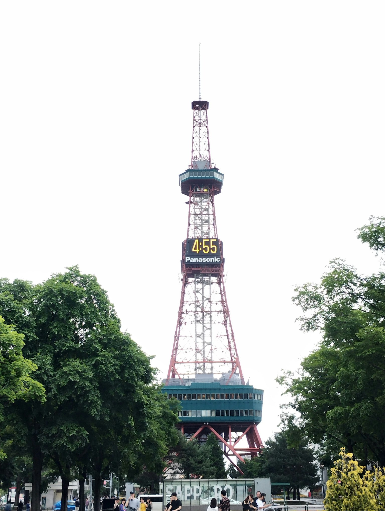 Blick auf den Sapporo Fernsehturm mit grünen Bäumen