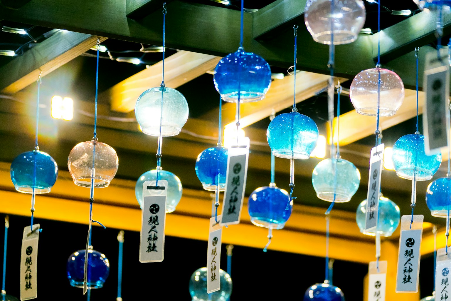 室内悬挂的风铃装饰展示 色彩缤纷的风铃反射光线