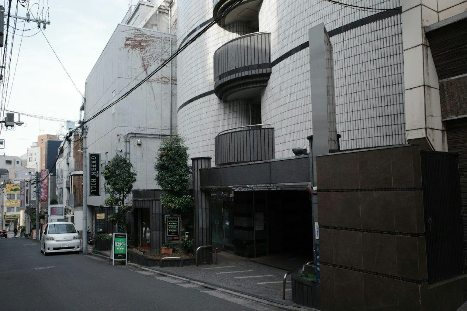 现代建筑面向宁静街道和绿色树木