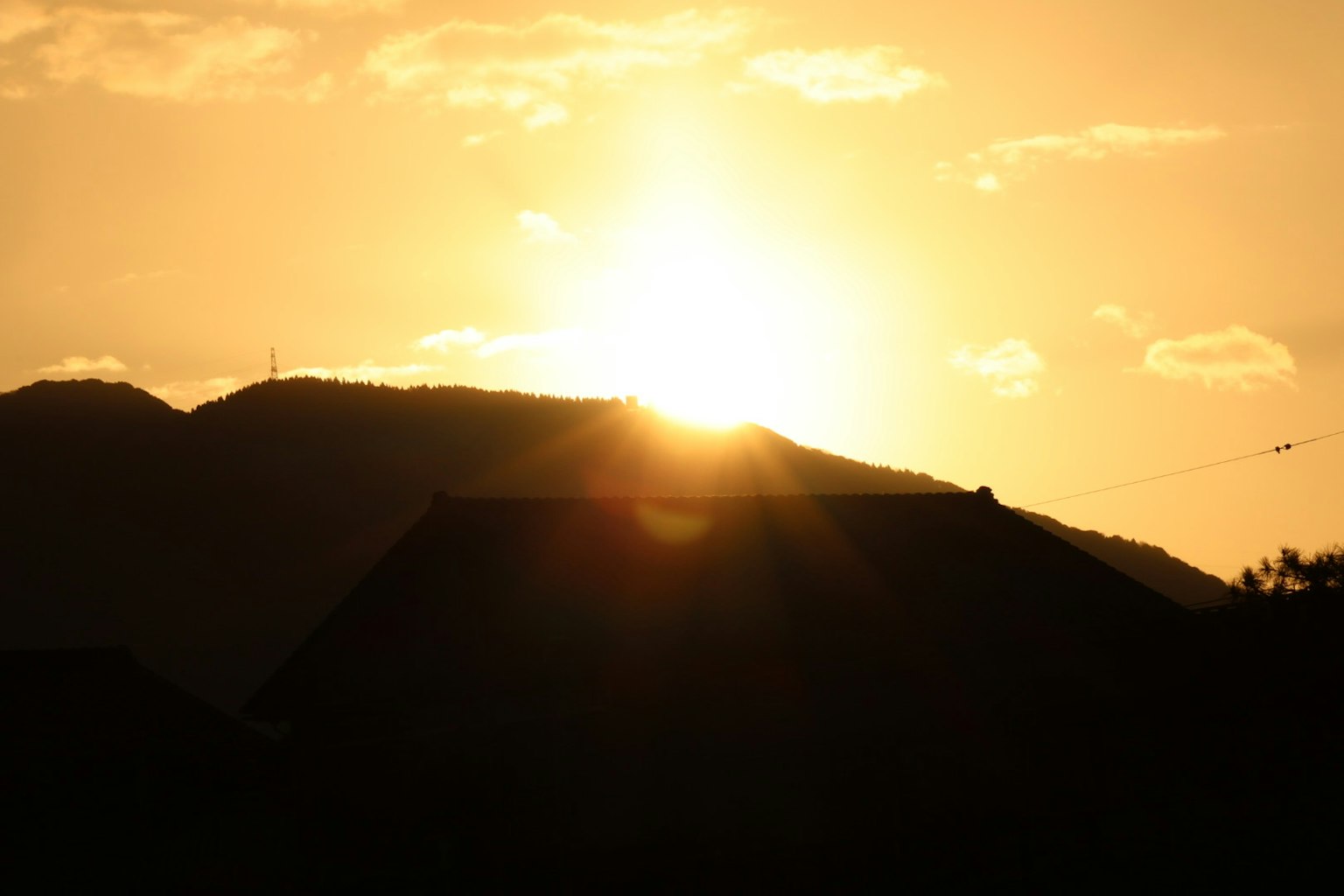 Silhouette del tramonto sulle montagne con nuvole