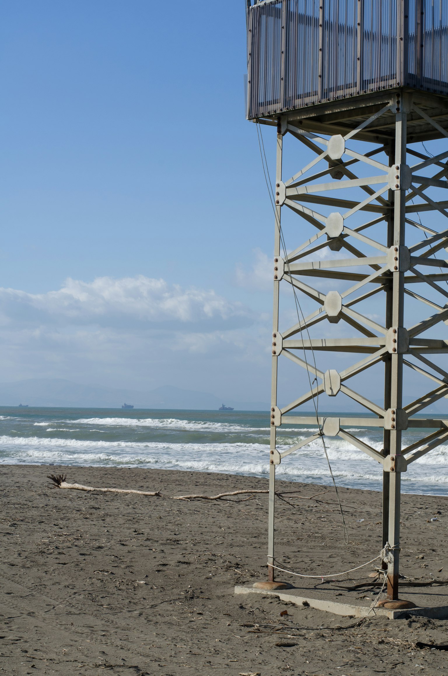 海岸救生塔與海洋波浪