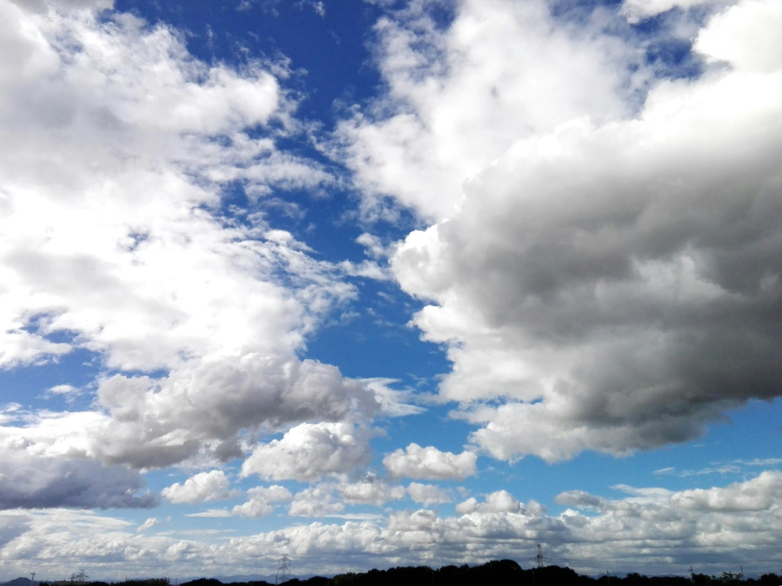 Ciel bleu expansif avec des nuages blancs duveteux