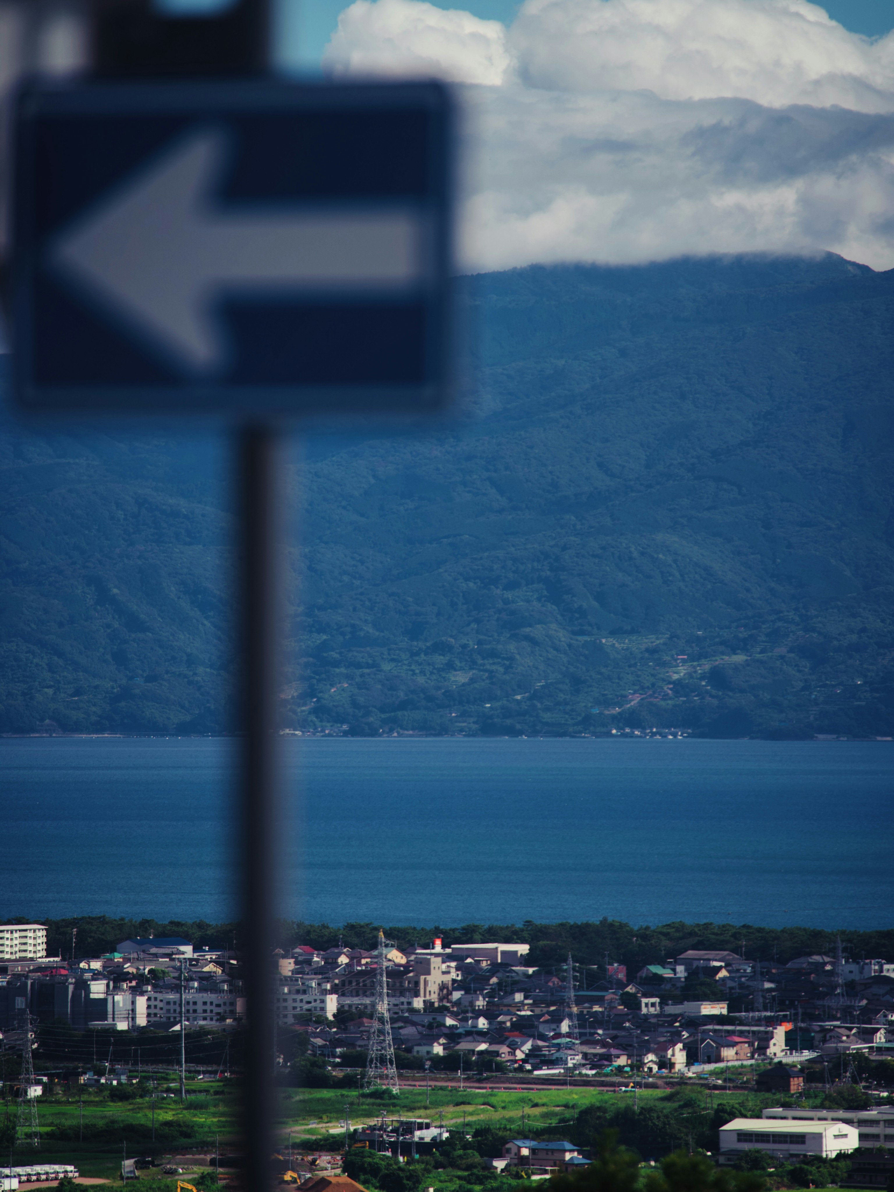 Blick auf eine Stadt am See mit Bergen und Wasser