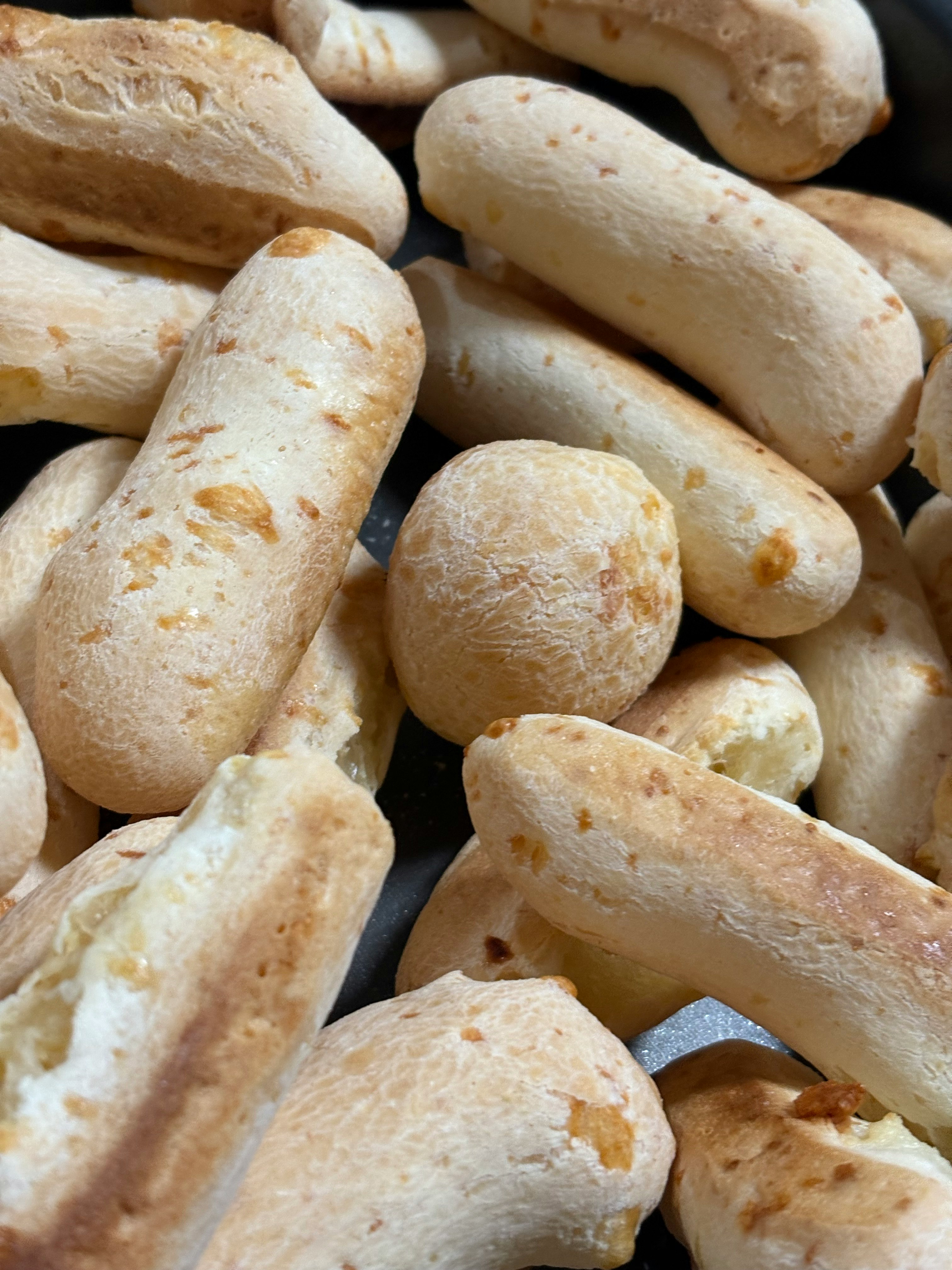 パンのような焼き菓子が並ぶアップ