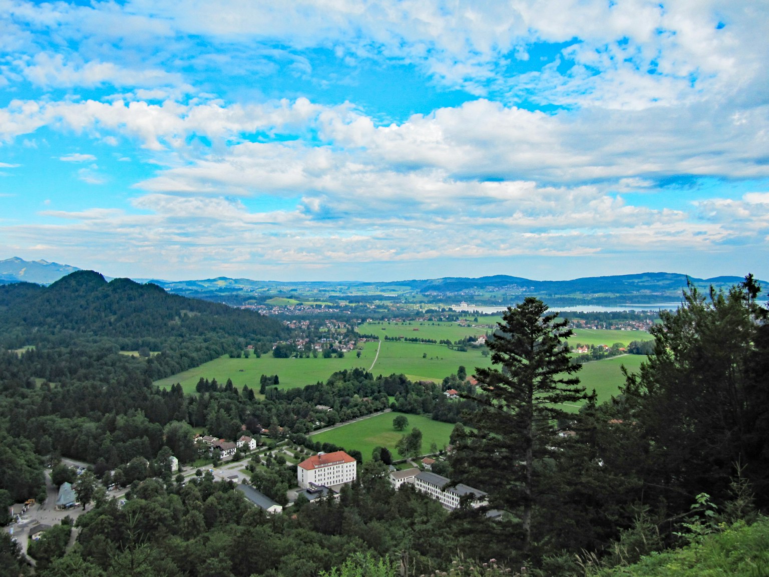 Vista panorámica de hermosas montañas y un paisaje verde