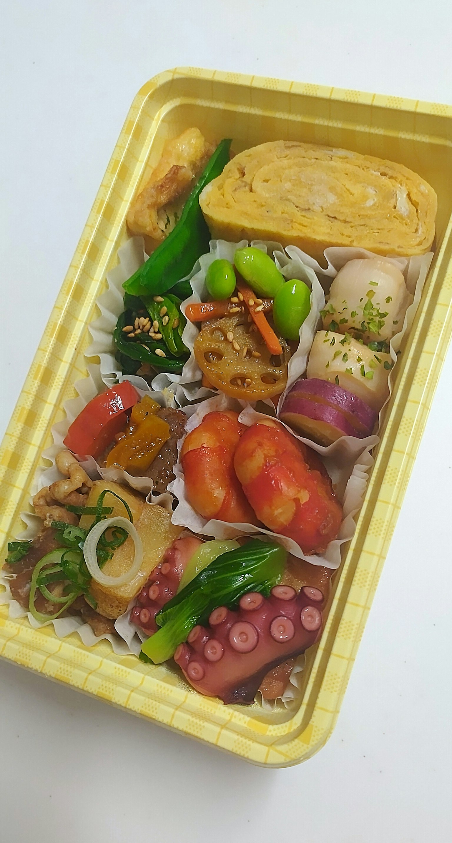 裝滿多彩菜餚的便當盒的圖片